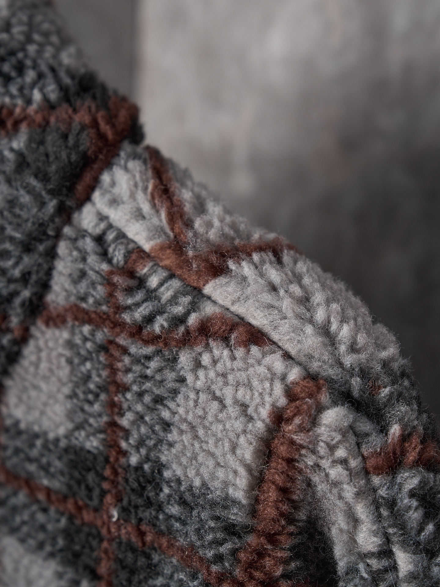 💰260【实物挂拍】MiuMiu/缪缪 羊羔绒格子刺绣拉链外套 【颜色】绿色 灰色 【现货】S M L XL 经典夹克在这款中被重新诠释，加入羊毛以增加厚度和柔软度。经典格纹图案汲取男装风格灵感，重新诠释运动女性气质的风格密码。 Oversize版型. 无衬里长袖立领.正面拉链开合 侧袋.双头钩针底边.刺绣徽标 采用80%羊毛，20%棉。该款面料原版定织定染，100%还原。内衬口袋布采用100%尼龙料， 后领位置搭配100%羊毛泰迪绒。 拉链采用尼龙与胶牙材料结合，拉牙采用欧款胶牙。下摆搭配原版刻字弹力扣。 刺绣采用3D立体刺绣工艺，刺绣logo饱满立体。呈现出高端视觉效果。