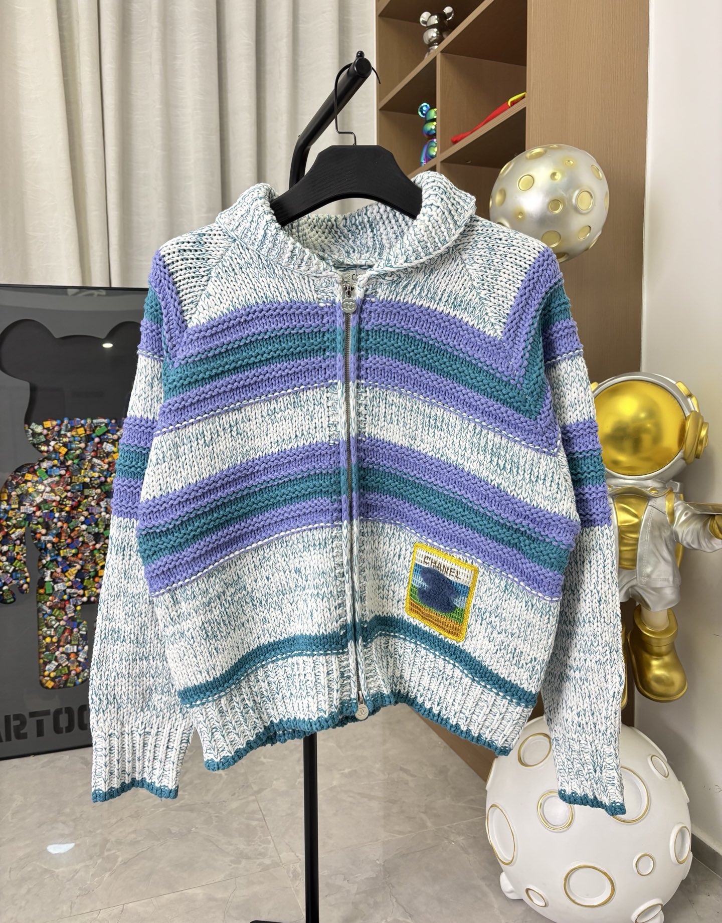 p230💰 款号：DC271# CHANEL 香奈儿 25ss 复古减龄条纹撞色针织开衫 打造如彩虹般绚烂多彩的层次之美，重磅羊毛面料 亲肤保暖 材质细腻软糯 厚实有筋骨 尽显慵懒温柔，条纹撞色设计 增添层次感 焕活冬季穿搭，搭配各式下装 休闲与通勤都可驾驭 颜色：图片色 尺码：S M