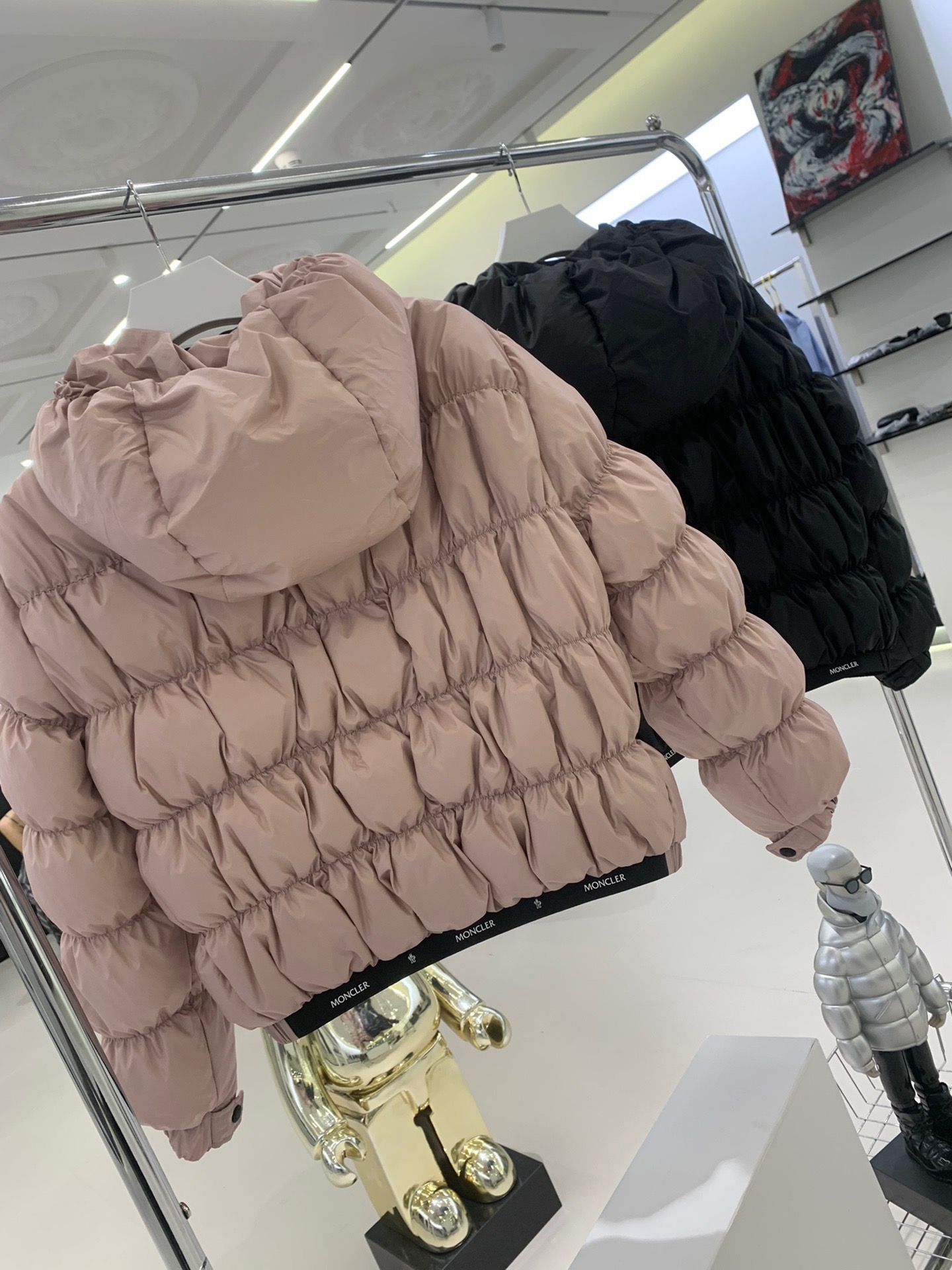 💰480 Monc*er 超可爱 女人味 毛毛虫短款羽绒服 颜色：藕粉色 黑色 款号：Medonte 尺码：012