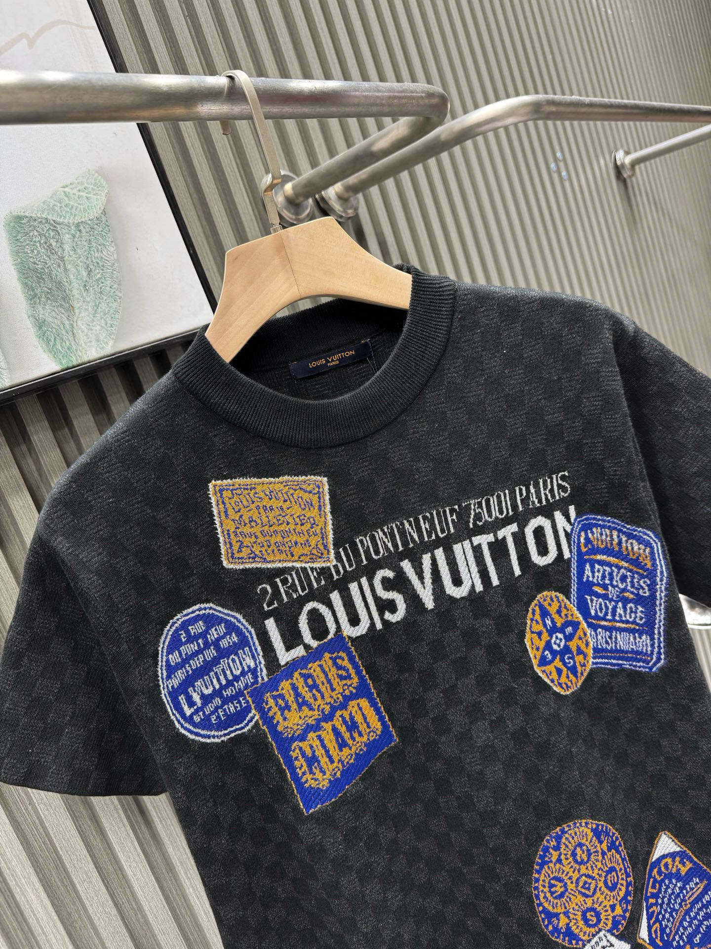 💰200🀄️ Louis Vuitton路易威登 LOUIS VUITTON 棋盘格标签针织短袖 采用定制棉质加光丝面料匠心制作 Damier提花嵌花织纹 德国进口挂毛机织片而成 织线原衣对色 环保固色定染 提花面料要求纱支精细衣身运用进口16针织令士提方格织法完美跟提花工艺每件耗时要150分钟 图案采取双面挂毛工艺 精细做工 肌理纹路清晰 极细织线由环保纤维打造 缝合采用的是16针盘 每个收口还要手工挑 缝线都要松紧一致要平顺 出品大身前后左右整齐对位理衣身面料具有软糯垂坠触感 面料舒适柔软 亲肤透气 富有弹性 全衣以棋盘格底纹 胸前品牌字母刺绣 配蓝色徽章设计感十足 和袖子均有品牌 细节做工精致 整体走线平直细腻 面料舒适柔软 颜色一致无色差 能与同款搭配营造时尚造型 三标齐全 男女同款