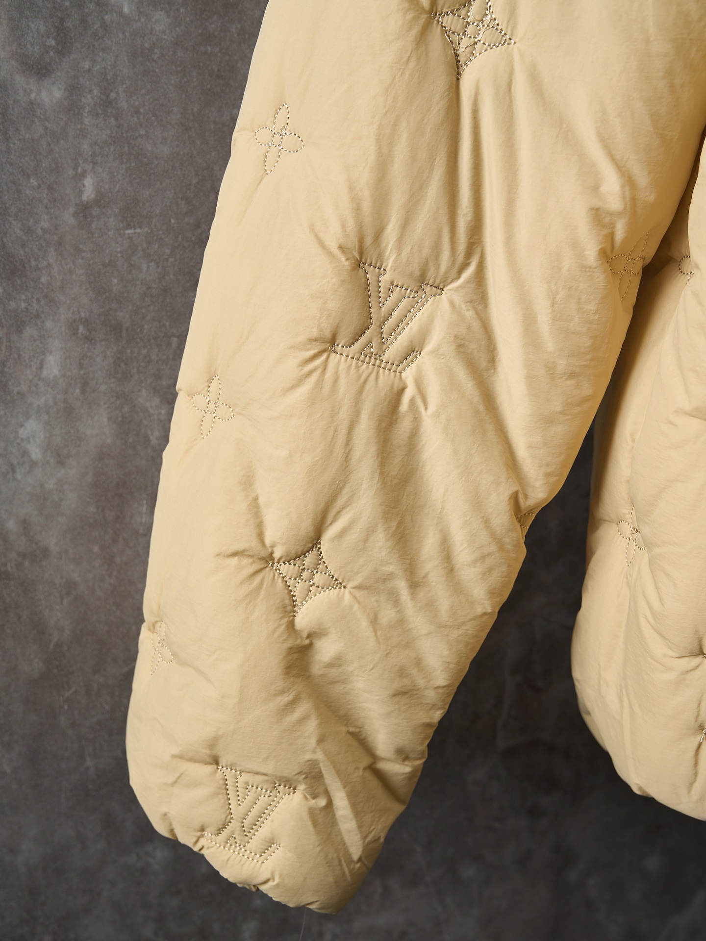 💰300【实物挂拍】LV/路易威登 老花刺绣棉服拉链连帽外套 【现货】46 48 50 52 原27,500购入，纯锦纶梭织面料，聚酯纤维夹棉填充，里布做了贴膜效果，全件对位绗花工艺，进口行棉机定位，增加整体起伏层次质感，将填充物固定，不易跑棉。前后幅全件对花缝纫，绣花间距一致，左右对称，做工非常复杂。门襟、双口袋树脂拉链开模定做，定喷刻字烤漆半喷露白拉链头，抽绳式风帽设计，子弹头吊钟点缀。上身轻便舒适，穿在身上有羽绒服的包裹感保暖防风又潮流。