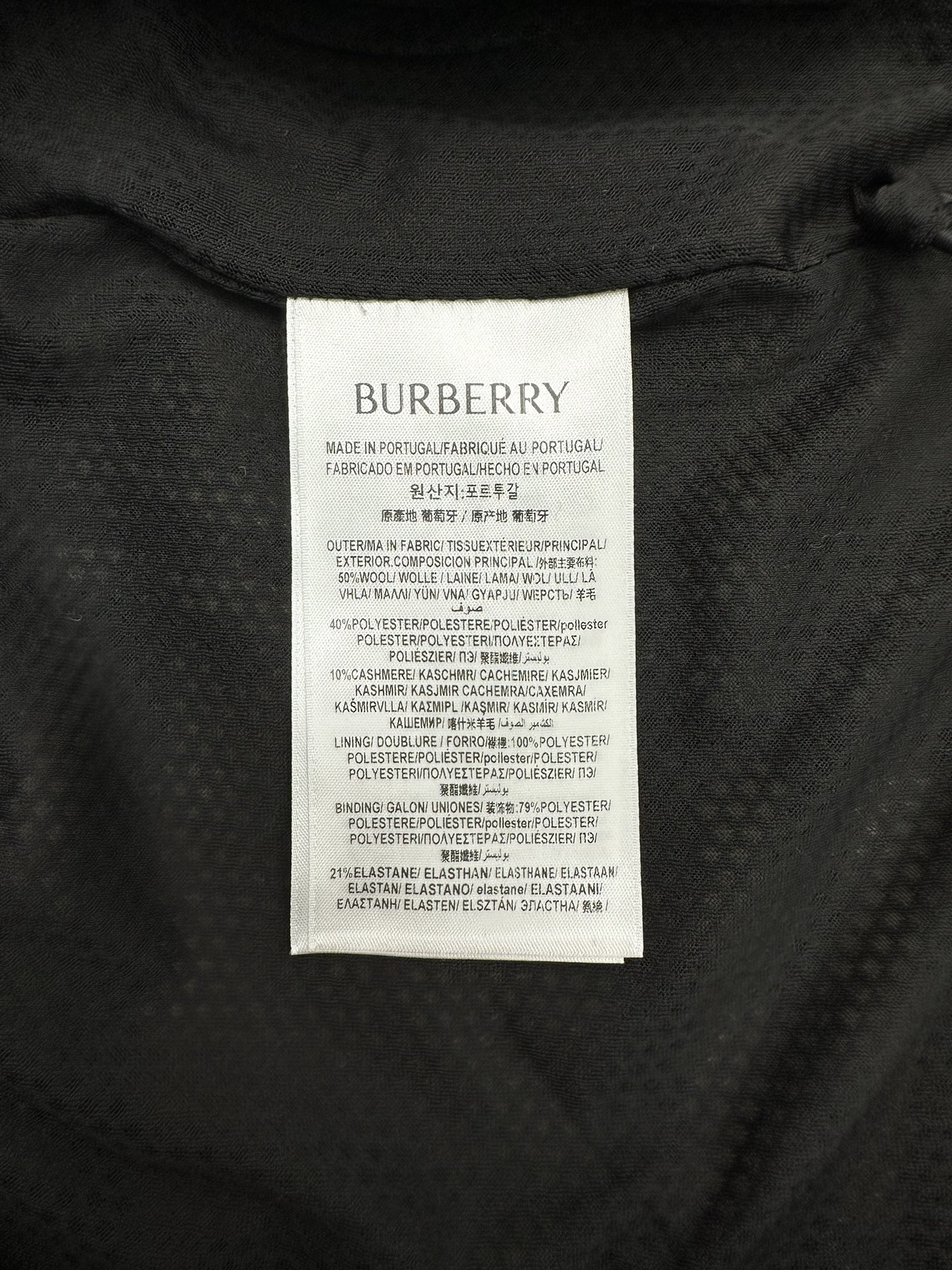 P280 巴宝莉 25ss新款格纹羊毛羊绒混纺绒头夹克选用柔软的羊毛羊绒混纺绒头面料打造，装饰针织 Burberry 格纹。搭配轻盈网眼内衬，融入骑士印章贴花，灵感源自 1980 年代典藏图案。呈现休闲版型，采用抽绳腰部设计，可调节打造不同造型。码数：S.M.L.XL.