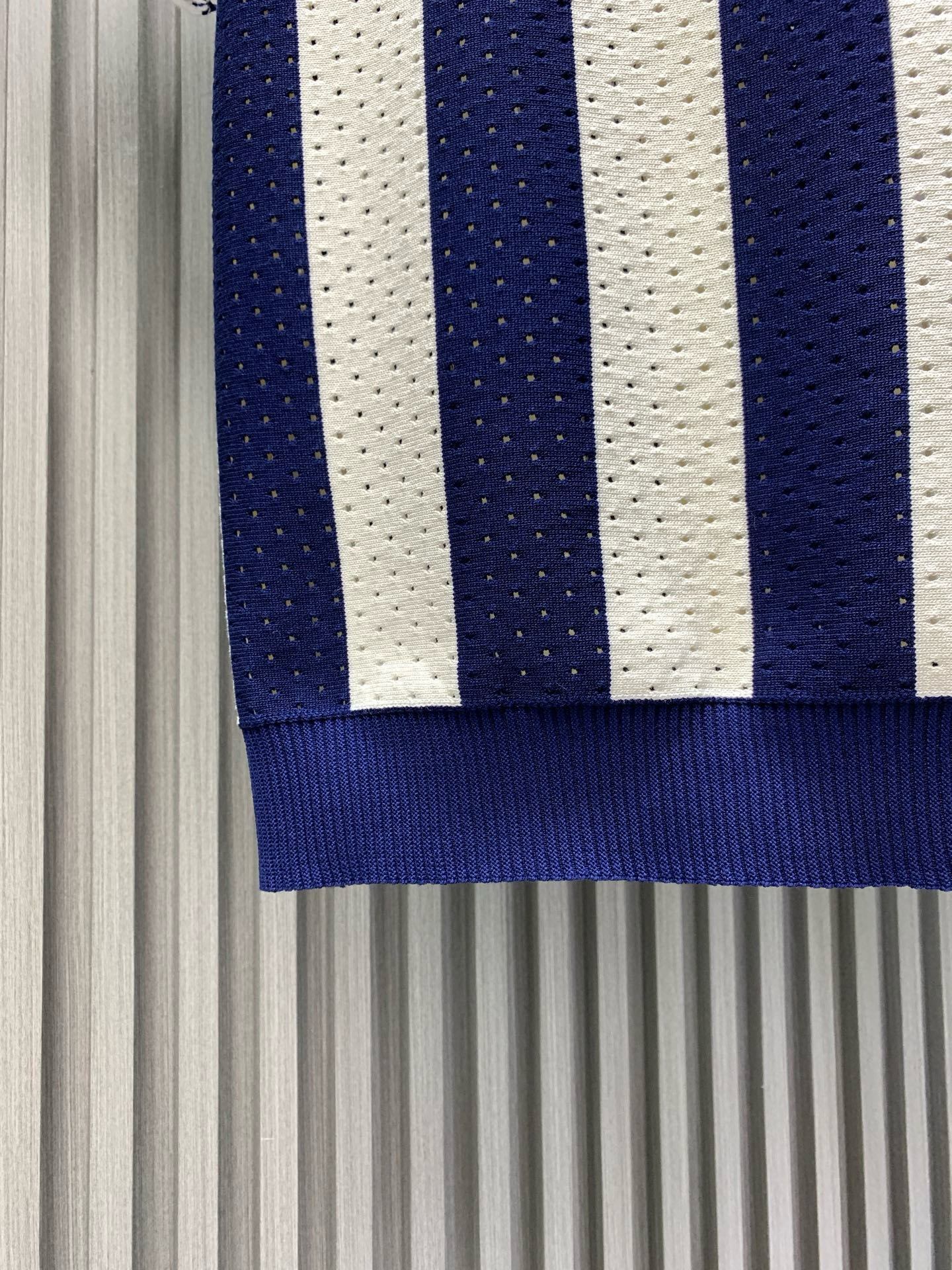 💰105🀄️ LOEWE罗意威 菱形提花设计甄选超细优质纱线 含山羊桑蚕丝翻领针织短袖男士典藏款 「耗时王」圆领奢雅工艺 触肤即高阶 匠心底蕴 菱形镂空提花 耗时数月雕琢的立体菱形提花 经纬间织就建筑美学肌理 光影穿透时显隐交错 举手投足尽展低调奢华 奢材天成山羊绒桑蚕丝 甄选超细优质纱线 融合内蒙古白绒山羊绒的软糯亲肤与桑蚕丝的柔滑垂坠 轻若无物却奢感天成 贴身穿着如云端轻抚 经典型格翻领短袖设计 简约翻领勾勒利落线条 短袖剪裁适配多场景&mdash;&mdash;商务会晤时叠搭西装显儒雅 休闲时光单穿流露绅士品味 典藏款型永不褪色 细节至臻品质见证 精密车工确保接缝平整 骨位加固耐穿不变形 领口螺纹经水洗测试 久穿仍挺括如新 每一处细节皆为「耗时」证言