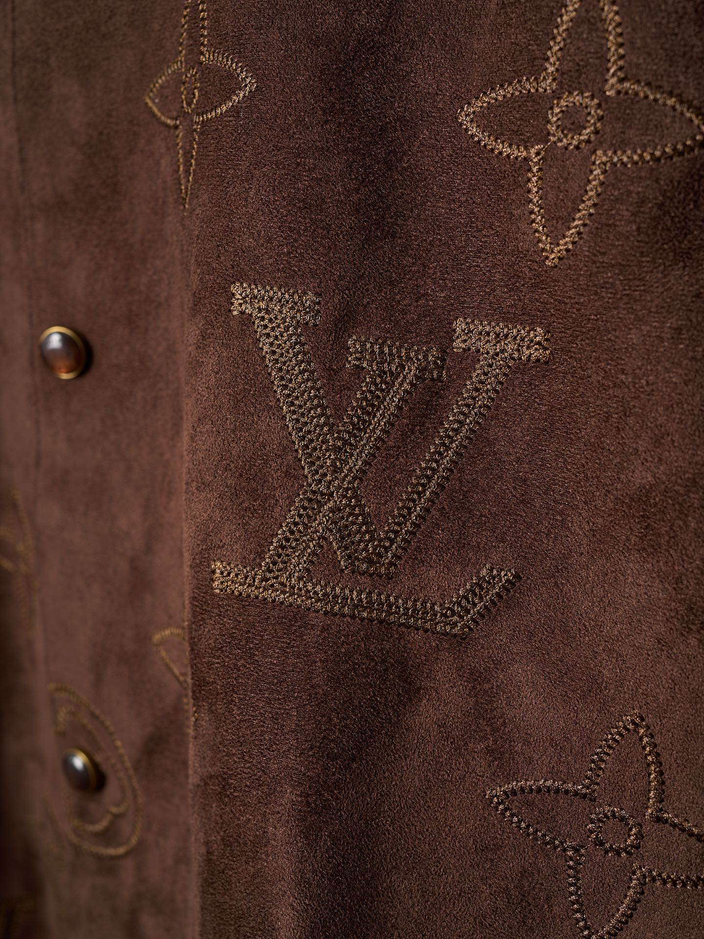 💰255【实物挂拍】LV/路易威登 大花刺绣麂皮绒面按扣翻领外套 【现货】S M L XL 原版36500购入，采用法国绒定制面料，深咖色绒面布料在不同的灯光下，会呈现不同色系效果。内里定制黑色真丝里布。整件，具有非常个性的特点，进口机对位绣花，门襟处左右对位细节媲美原版。定制的五金纽扣，配件手感色泽细腻光滑，低调奢华的设计。两侧双开袋小。男女同款。