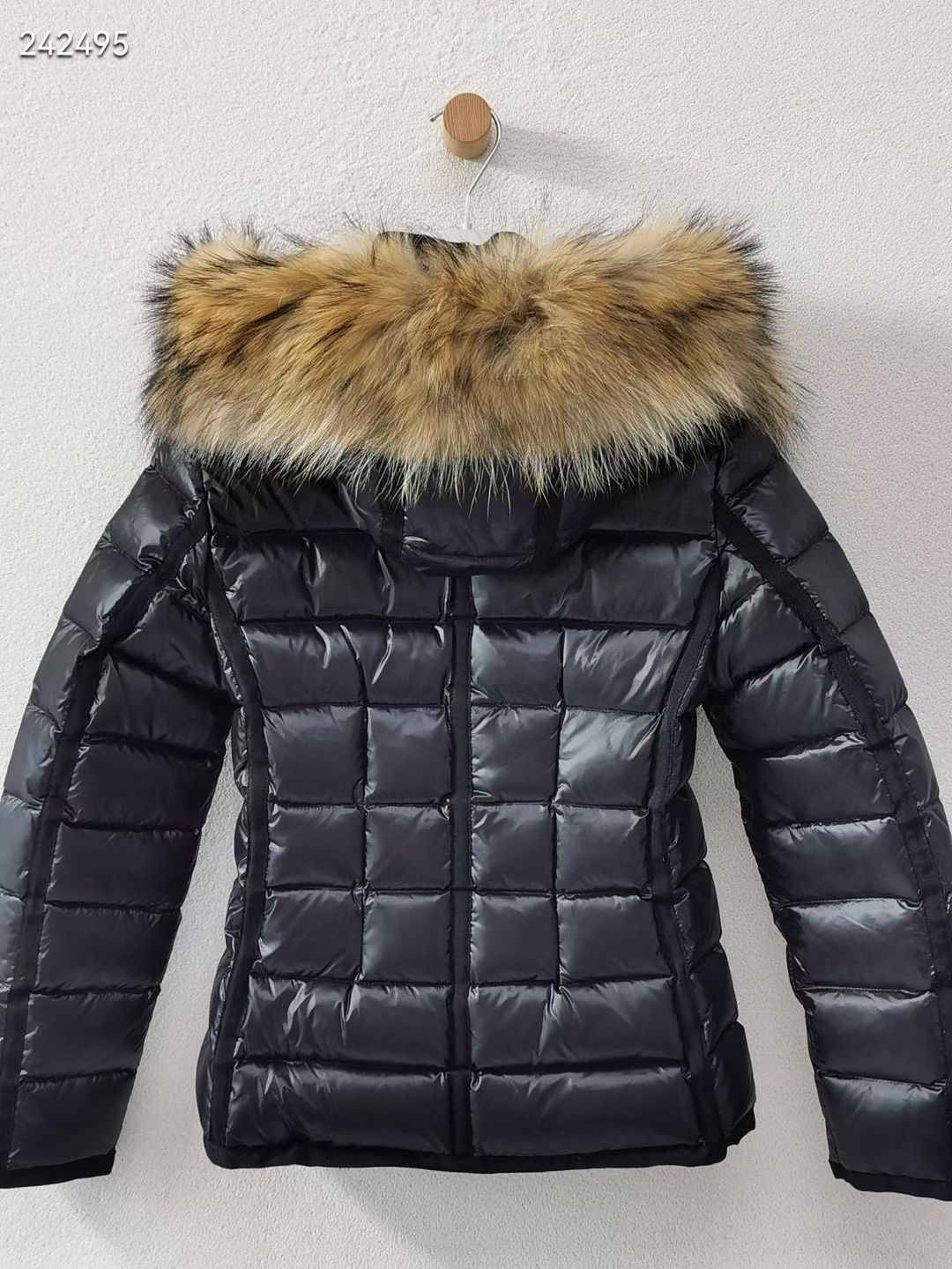💰590 Moncler Armoise 短款修身女士羽绒服，狐狸毛，进口尼龙面料，拉链开合 黑色 白色1-2-3-4