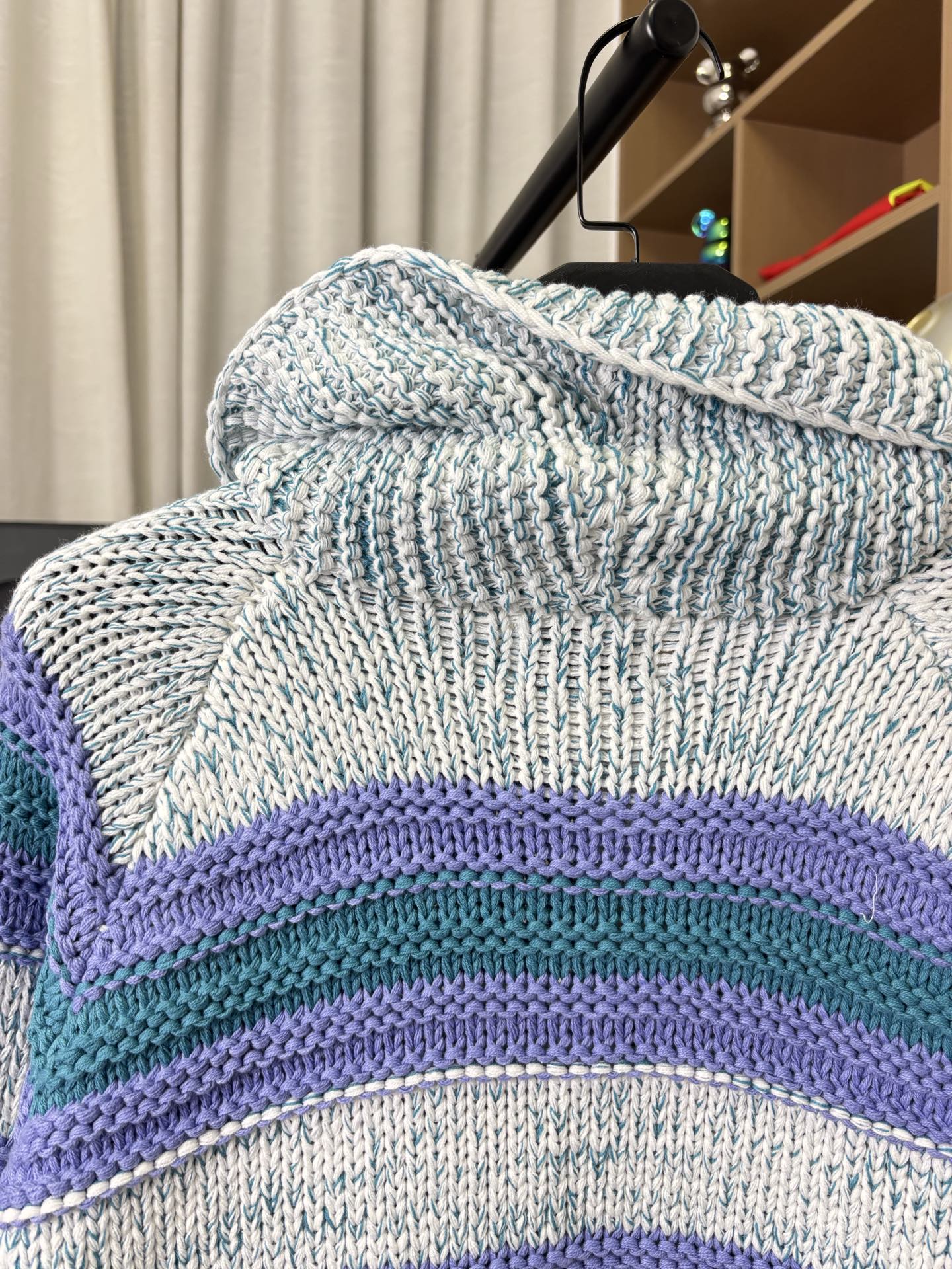 p230💰 款号：DC271# CHANEL 香奈儿 25ss 复古减龄条纹撞色针织开衫 打造如彩虹般绚烂多彩的层次之美，重磅羊毛面料 亲肤保暖 材质细腻软糯 厚实有筋骨 尽显慵懒温柔，条纹撞色设计 增添层次感 焕活冬季穿搭，搭配各式下装 休闲与通勤都可驾驭 颜色：图片色 尺码：S M