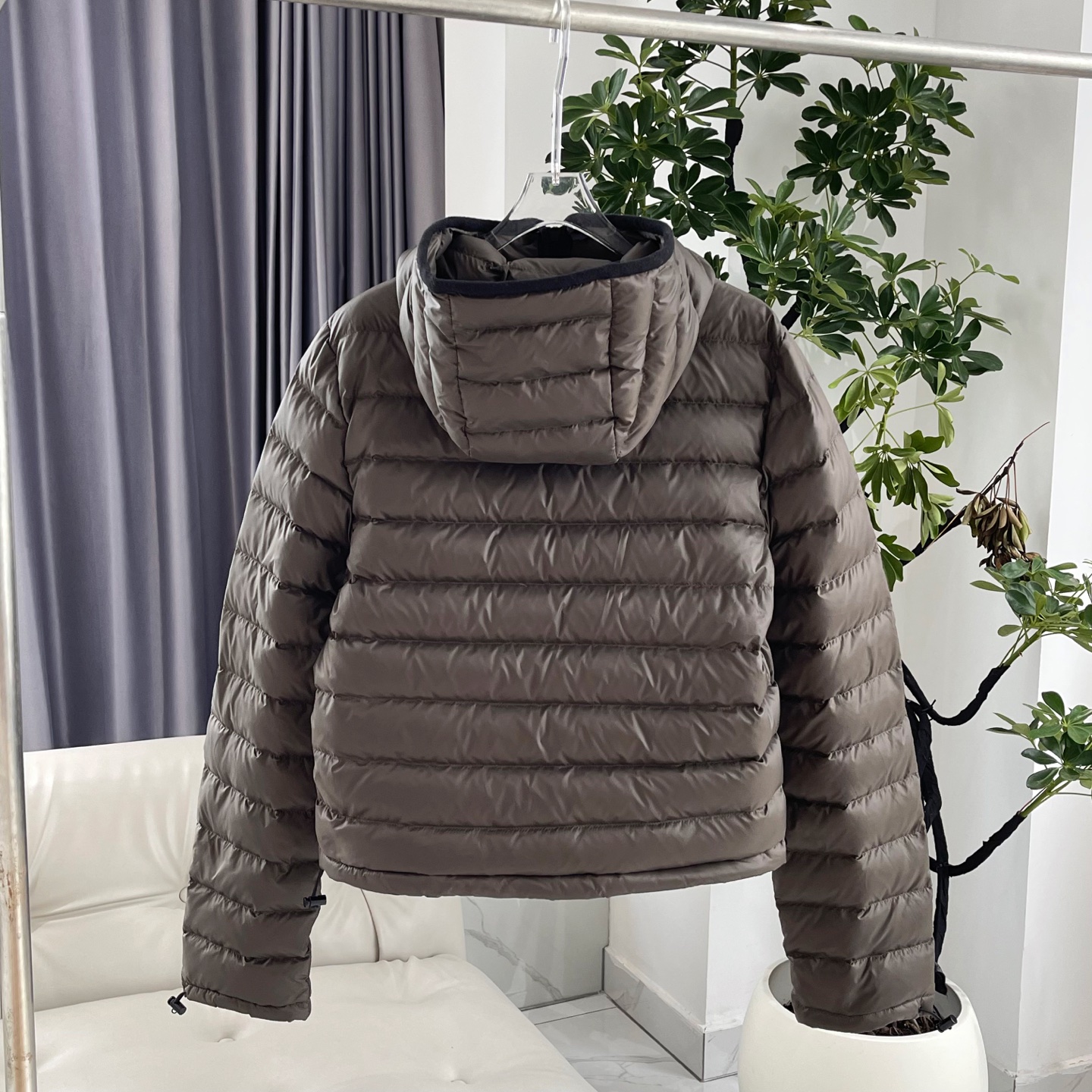 MiuMiu缪缪【冬日奢暖，型格兼备】 新款排骨连帽羽绒服外套女款 以简约轮廓勾勒高级气场。连帽设计与黑色抽绳细节，兼顾实用与时尚感。森林绿色与黑色羊绒包边撞色高级，增添层次感。左胸经典MIUMIU标志低调诠释品牌基因，优质羽绒填充锁住暖意。 无论是都市漫步还是休闲出行，皆能从容驾驭冬日氛围，赋予你温暖与风格并存的穿搭体验。 原版购入打版打色，开模定制五金辅料，三标齐全，1:1完美复刻。市面最高版！ 尺码：S/M/L