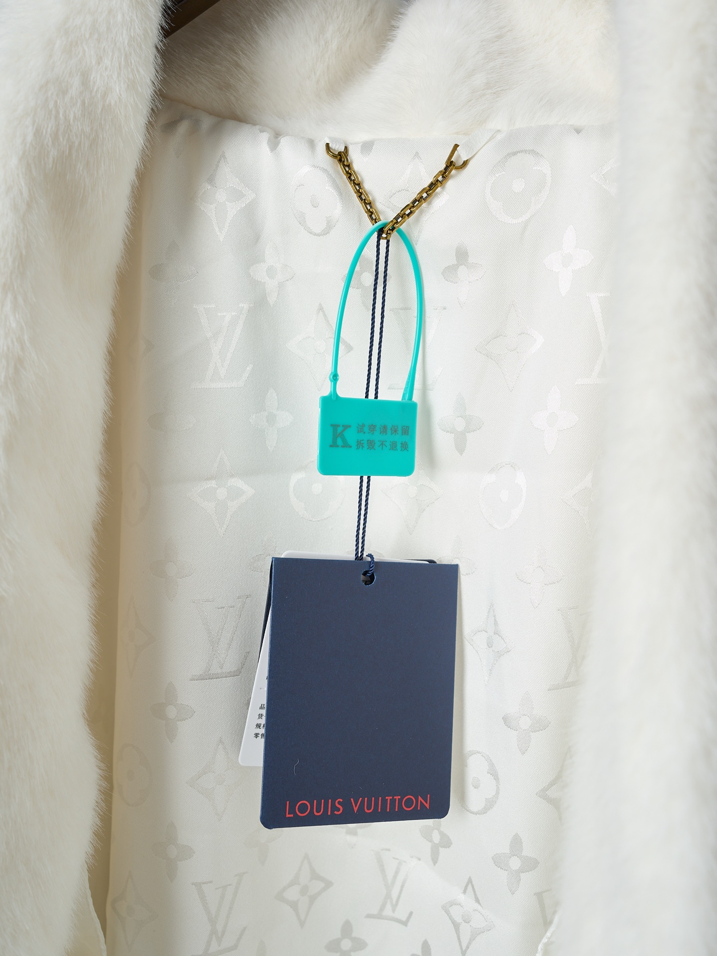 💰360【实物挂拍】LV/路易威登 Nigo联名系列水貂毛V领和服式皮草外套 【现货】46 48 50 52 面料选用北美优质水貂毛，经过手工分拣筛选，确保毛针长度、绒毛密度均匀一致，触感柔滑且光泽感强。剪裁采用无衬里极简结构，通过手工对缝拼接，避免车线痕迹破坏整体质感；领口做了宽幅翻折设计，边缘用隐形手工针脚收边，自然垂坠不生硬。袖口是同材质毛面翻边，内侧加了薄衬布定型，既保持蓬松感又不易变形；口袋为嵌式设计，开口边缘手工锁边，与衣身纹理无缝衔接。内里搭配品牌专属缎面衬里，标签通过定制挂链固定，细节处体现高定工艺标准。整体走线平直细腻，面料舒适柔软，颜色一致无色差 能与同款搭配营造时尚造型，驾驭各种场合，定制辅料，三标齐全，男女同款！