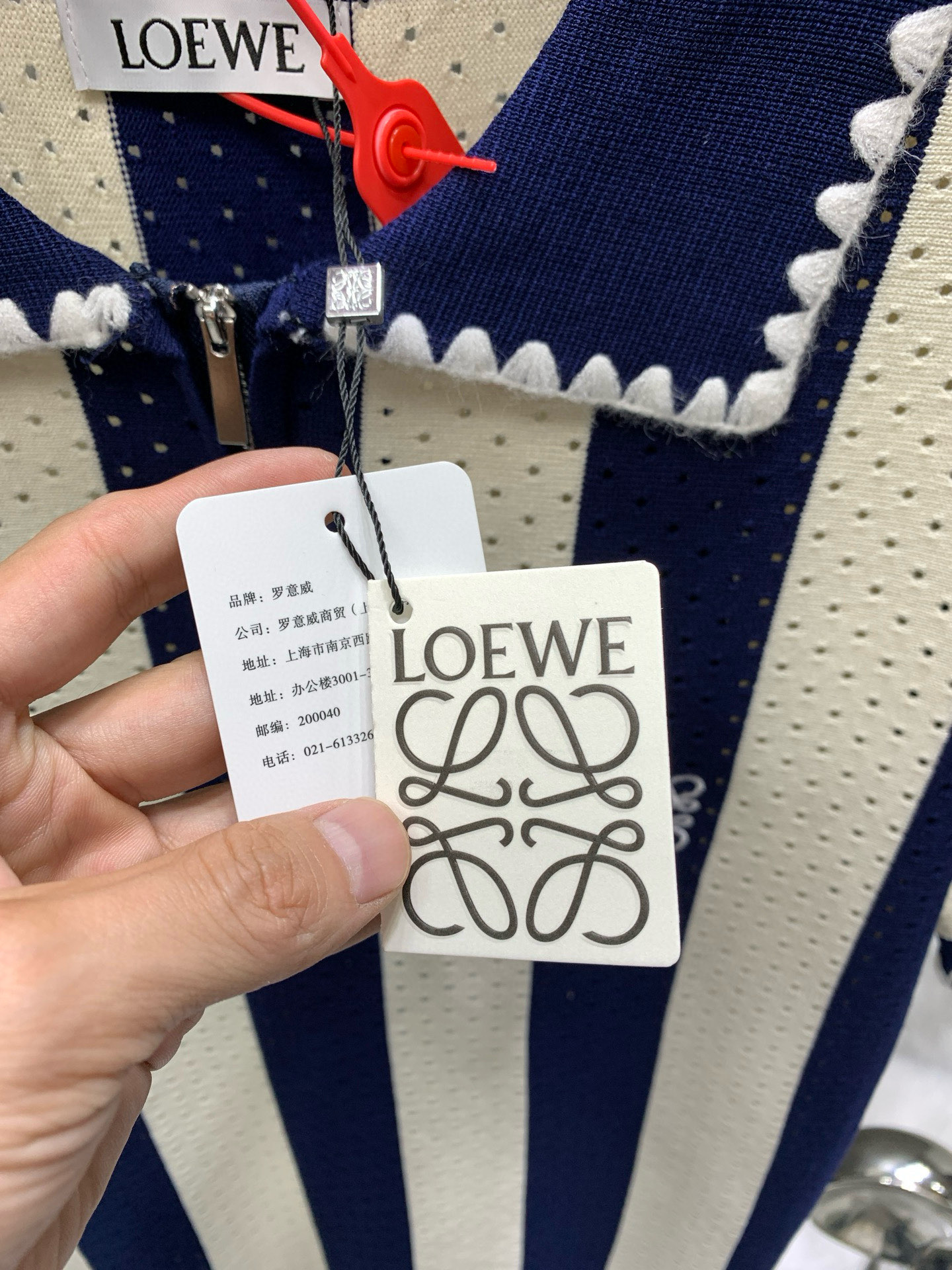 💰105🀄️ LOEWE罗意威 菱形提花设计甄选超细优质纱线 含山羊桑蚕丝翻领针织短袖男士典藏款 「耗时王」圆领奢雅工艺 触肤即高阶 匠心底蕴 菱形镂空提花 耗时数月雕琢的立体菱形提花 经纬间织就建筑美学肌理 光影穿透时显隐交错 举手投足尽展低调奢华 奢材天成山羊绒桑蚕丝 甄选超细优质纱线 融合内蒙古白绒山羊绒的软糯亲肤与桑蚕丝的柔滑垂坠 轻若无物却奢感天成 贴身穿着如云端轻抚 经典型格翻领短袖设计 简约翻领勾勒利落线条 短袖剪裁适配多场景&mdash;&mdash;商务会晤时叠搭西装显儒雅 休闲时光单穿流露绅士品味 典藏款型永不褪色 细节至臻品质见证 精密车工确保接缝平整 骨位加固耐穿不变形 领口螺纹经水洗测试 久穿仍挺括如新 每一处细节皆为「耗时」证言