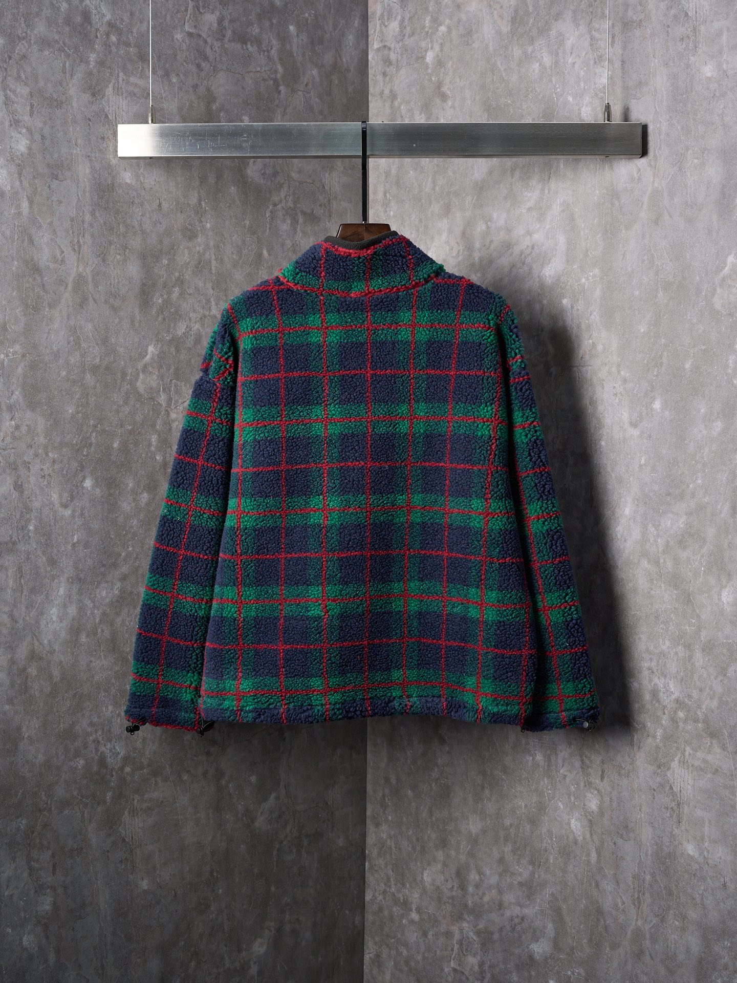 💰260【实物挂拍】MiuMiu/缪缪 羊羔绒格子刺绣拉链外套 【颜色】绿色 灰色 【现货】S M L XL 经典夹克在这款中被重新诠释，加入羊毛以增加厚度和柔软度。经典格纹图案汲取男装风格灵感，重新诠释运动女性气质的风格密码。 Oversize版型. 无衬里长袖立领.正面拉链开合 侧袋.双头钩针底边.刺绣徽标 采用80%羊毛，20%棉。该款面料原版定织定染，100%还原。内衬口袋布采用100%尼龙料， 后领位置搭配100%羊毛泰迪绒。 拉链采用尼龙与胶牙材料结合，拉牙采用欧款胶牙。下摆搭配原版刻字弹力扣。 刺绣采用3D立体刺绣工艺，刺绣logo饱满立体。呈现出高端视觉效果。