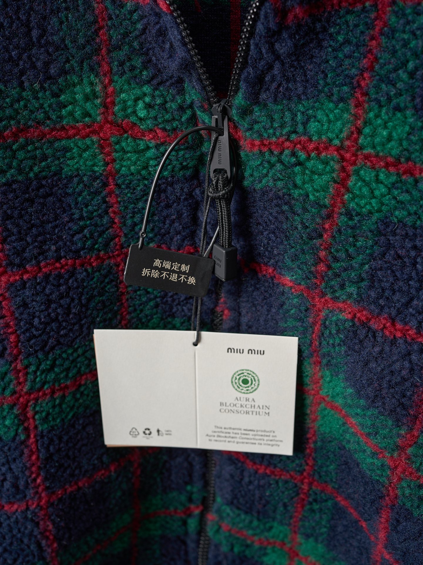 💰260【实物挂拍】MiuMiu/缪缪 羊羔绒格子刺绣拉链外套 【颜色】绿色 灰色 【现货】S M L XL 经典夹克在这款中被重新诠释，加入羊毛以增加厚度和柔软度。经典格纹图案汲取男装风格灵感，重新诠释运动女性气质的风格密码。 Oversize版型. 无衬里长袖立领.正面拉链开合 侧袋.双头钩针底边.刺绣徽标 采用80%羊毛，20%棉。该款面料原版定织定染，100%还原。内衬口袋布采用100%尼龙料， 后领位置搭配100%羊毛泰迪绒。 拉链采用尼龙与胶牙材料结合，拉牙采用欧款胶牙。下摆搭配原版刻字弹力扣。 刺绣采用3D立体刺绣工艺，刺绣logo饱满立体。呈现出高端视觉效果。