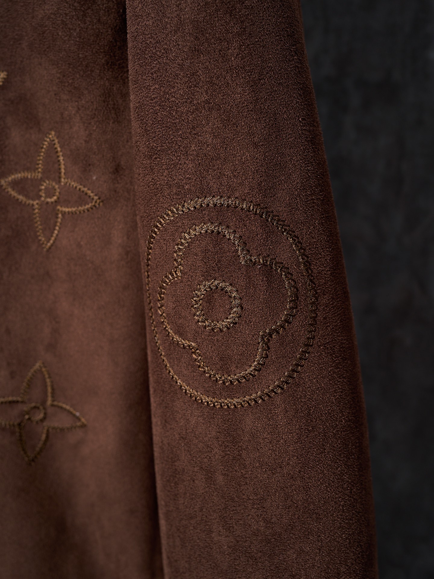 💰255【实物挂拍】LV/路易威登 大花刺绣麂皮绒面按扣翻领外套 【现货】S M L XL 原版36500购入，采用法国绒定制面料，深咖色绒面布料在不同的灯光下，会呈现不同色系效果。内里定制黑色真丝里布。整件，具有非常个性的特点，进口机对位绣花，门襟处左右对位细节媲美原版。定制的五金纽扣，配件手感色泽细腻光滑，低调奢华的设计。两侧双开袋小。男女同款。