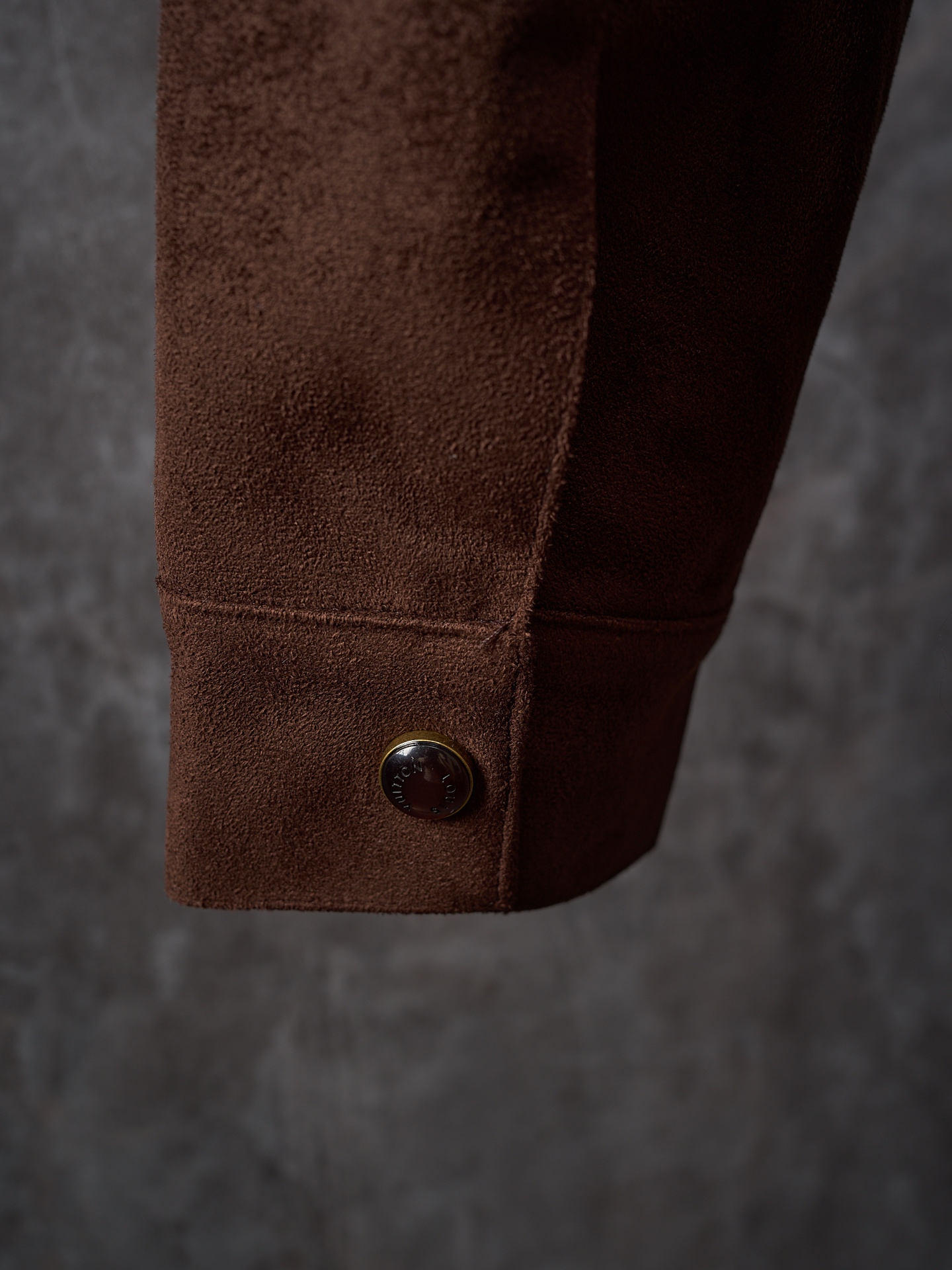 💰255【实物挂拍】LV/路易威登 大花刺绣麂皮绒面按扣翻领外套 【现货】S M L XL 原版36500购入，采用法国绒定制面料，深咖色绒面布料在不同的灯光下，会呈现不同色系效果。内里定制黑色真丝里布。整件，具有非常个性的特点，进口机对位绣花，门襟处左右对位细节媲美原版。定制的五金纽扣，配件手感色泽细腻光滑，低调奢华的设计。两侧双开袋小。男女同款。