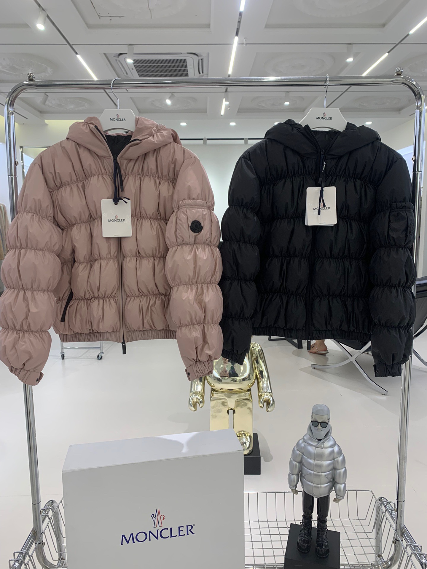 💰480 Monc*er 超可爱 女人味 毛毛虫短款羽绒服 颜色：藕粉色 黑色 款号：Medonte 尺码：012