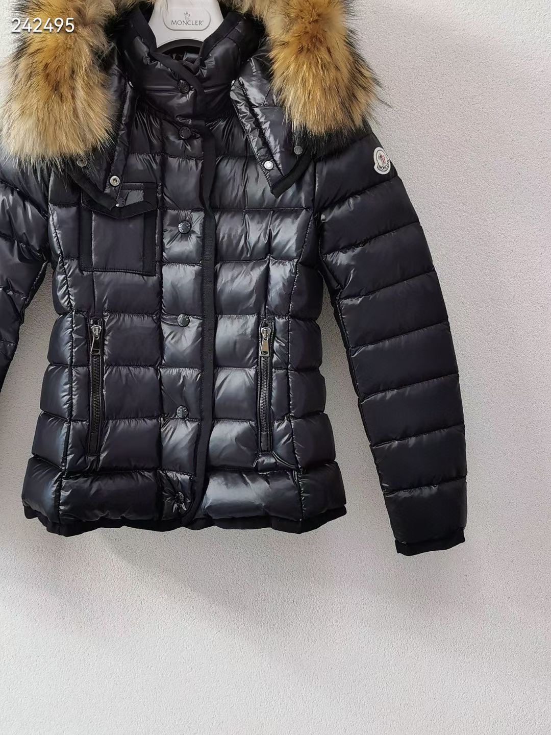 💰590 Moncler Armoise 短款修身女士羽绒服，狐狸毛，进口尼龙面料，拉链开合 黑色 白色1-2-3-4
