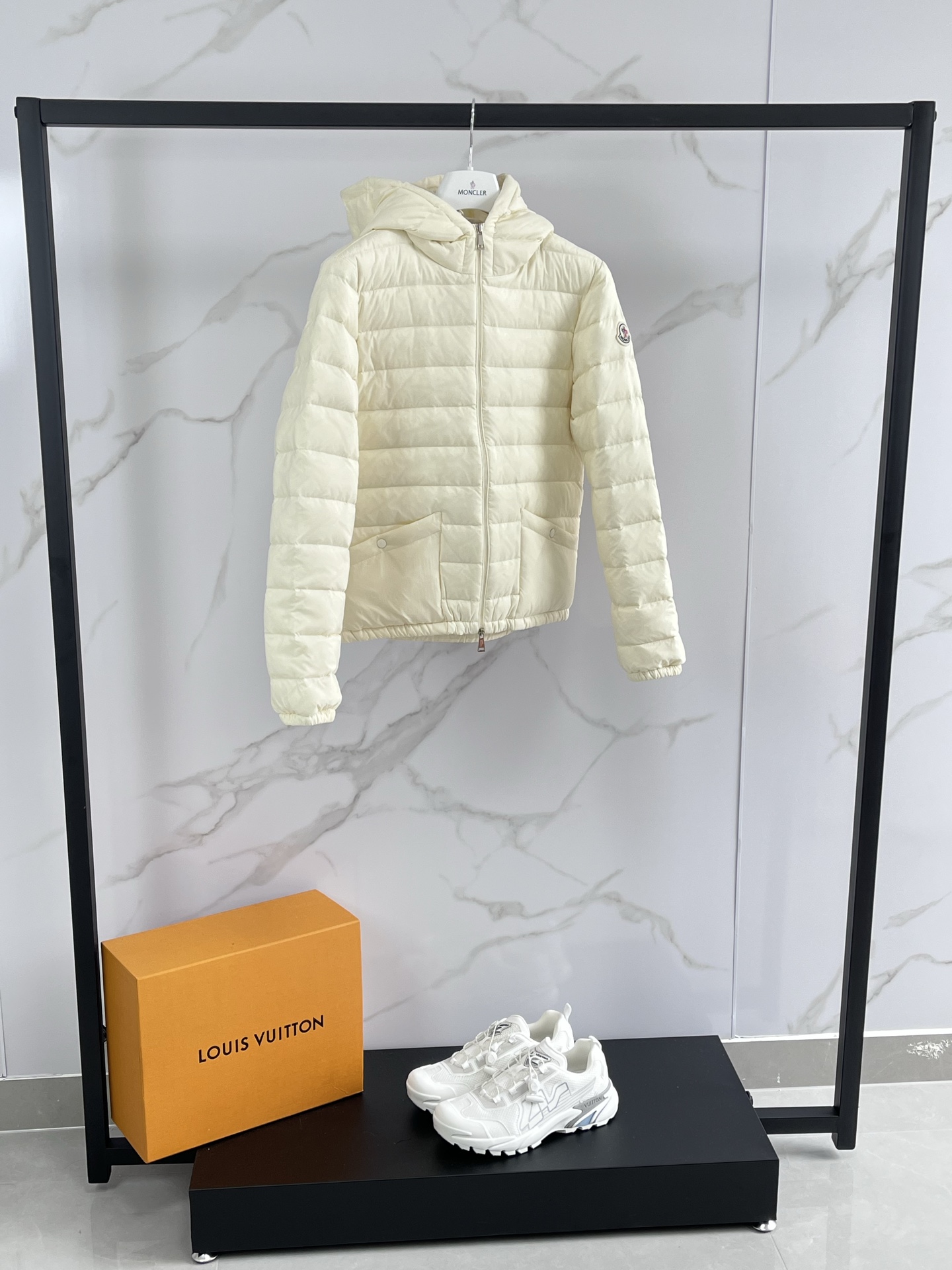 💰490 MON蒙口2025秋冬新款 Hede短款连帽羽绒服 连帽长袖羽绒服，用最简约的时尚语言，诉说最俏皮的冬日故事。流畅剪裁，质感面料，彰显品牌格调。蓬感连帽是专属的可爱符号，戴上它，元气值瞬间飙升。轻盈保暖，活动自如，让寒冷也挡不住你的活泼身影。简约外表下，藏着一颗跳跃的时尚心。 颜色：米白色、黑色、 尺码：1-2-3-4