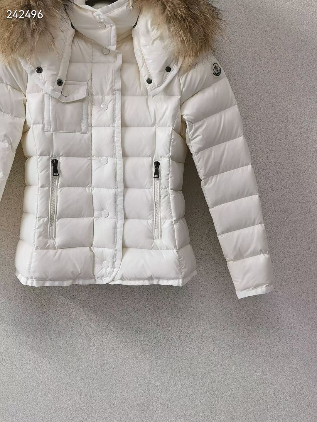 💰590 Moncler Armoise 短款修身女士羽绒服，狐狸毛，进口尼龙面料，拉链开合 黑色 白色1-2-3-4