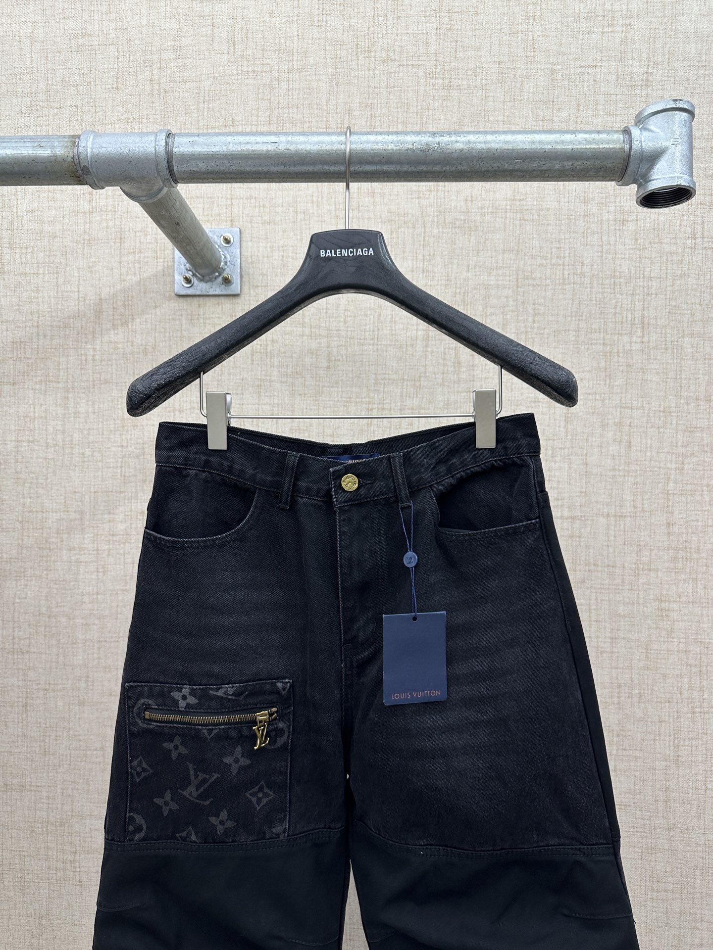 P220💰 LV/路易威登 拼接工装牛仔裤。 工艺裤身带有路易威登经典的Monogram老花图案，拉链头、后腰皮牌处有品牌金属Logo，风格采用牛仔布与黑色工装面料拼接的设计，融合了街头工装风与精致感，裤型宽松，属于当下流行的休闲廓形。 细节工艺金属拉链、纽扣及皮牌做工精细，拼接处缝线工整，这类单品是奢侈品牌在街头风格领域的设计尝试，将经典老花元素与工装廓形结合，又契合年轻群体对潮流穿搭。 码数：28、30、32、34、36、