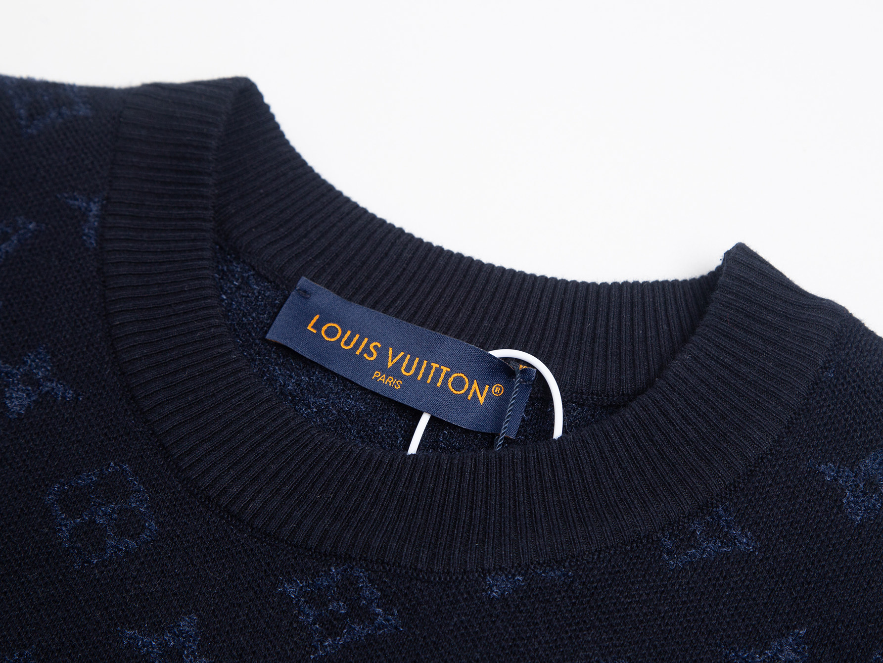 💰175 (精品ZP版本) 🆚市面任何版本 -Louis vuitton官网同步上新 丝绒面料拼接老花圆领短袖 -采用ZP定制定染对版面料1.1 螺纹同缸定染零色差 全套辅料定制 区别市面通货 欢迎对比 -颜色 宝蓝色 -码数 S M L XL