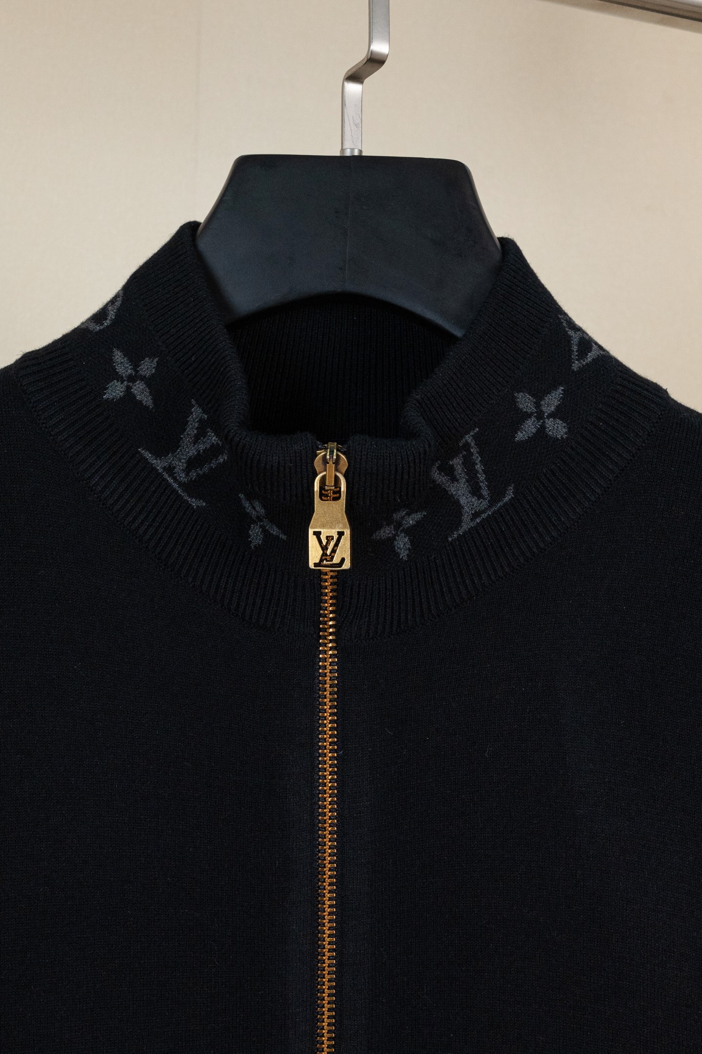 p270 LOUIS VUITTON FW25 双面针织旅行束腰夹克外套 男款 这款绵羊毛混纺束腰夹克兼具舒适与优雅，采用精致的双面针织工艺，内里为柔软的棉质。简约廓形，在衣领和袖口处饰有提花 Monogram 细节，即使叠穿在外套或夹克下也清晰可见。建议搭配同款长裤。 标准版型 双面针织：外层绵羊毛，内层棉 衣领与袖口提花标识 罗纹衣领、袖口与下摆 拉链前襟 拉链口袋