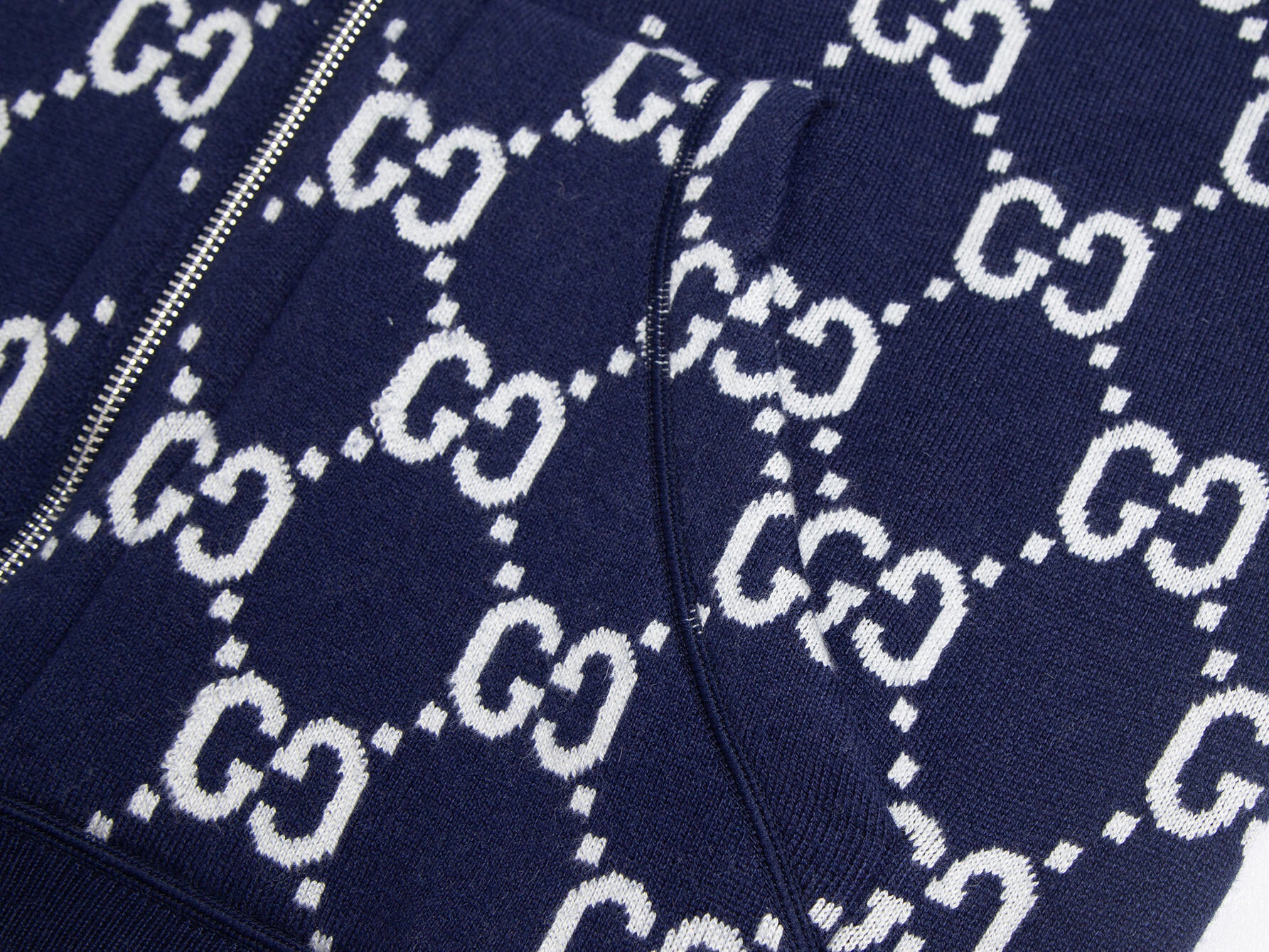 💰285(ZP版本) 双面🉑️穿 -Gucci经典款 双面可穿不同风格👍双C提花羊绒混纺连帽毛衣外套 男女同款 -采用ZP定制定染羊绒毛线98%羊绒成分面料 螺纹同缸定染零色差 全套辅料定制 区别市面通货 欢迎对比 -颜色 灰色 宝蓝色 -码数 S M L XL