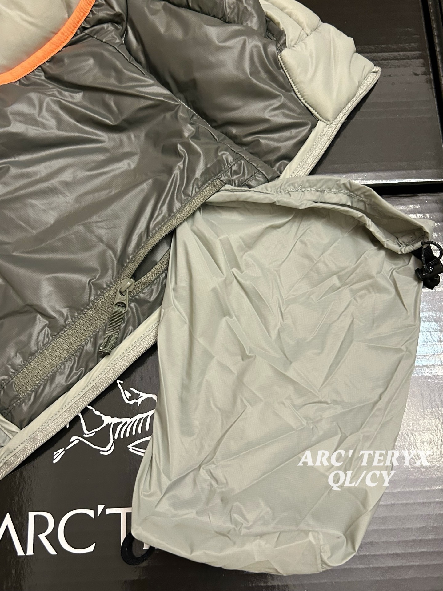 p290款号k61 Arcteryx始祖鸟 Cerium vest 纯色休闲拉链立领鹅绒马甲 整件马甲采用超轻量的面料和填充，可以轻松卷缩成自身的一个口袋中，形成一个非常小的收纳包。 &bull;收纳后体积仅比一个可乐罐稍大，重量极轻（约200-250克，取决于尺码），几乎不占任何背包空间，非常适合作为应急保暖层随身携带 颜色：绿色 藏青 黑色 岩石灰 以太蓝 size：s-xxxl