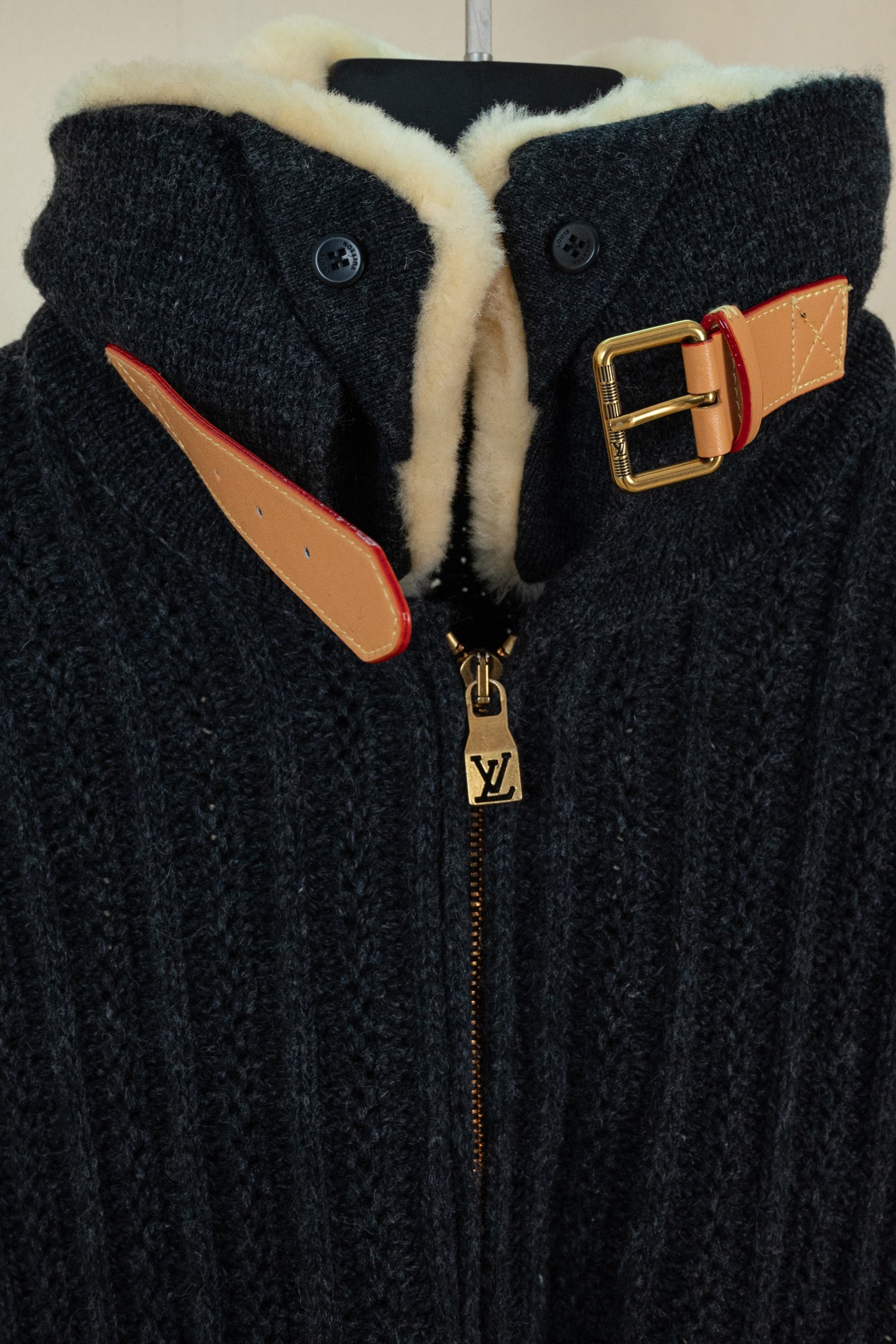 p360 （区别市场通货版本 真羊毛领 1:1复刻五金）LOUIS VUITTON FW26 羊绒羊毛拉链短款束腰夹克外套 男款 这款深色拉链束腰夹克，选用山羊绒与绵羊毛混纺纱线，织就质感疏朗的粗罗纹针织。舒适的羊毛皮衣领之上，配有 VVN 牛皮革搭扣饰带，可将衣领稳妥固定。衣身缀有同款皮革的 Marque L.Vuitton D&eacute;pos&eacute;e 贴饰，彰显品牌格调。这款单品精致而不失闲适，是冬季着装的上佳之选。 标准版型 70% 绵羊毛，30% 山羊绒 可拆卸羊毛皮衣领 用于将衣领竖起的 VVN 牛皮革搭扣饰带 拉链前襟 侧袋 背面饰有 VVN 牛皮革标识贴饰