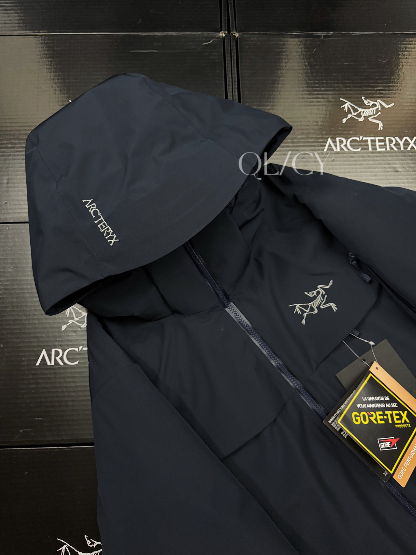 💰400 款号k64 25年最新版 顶级版本 ARCTERYX始祖鸟Macai Jacket冬季新款男连帽防水买菜羽绒服滑雪服GTX 750蓬鹅绒 标配搜救器 眼镜布，细节全部对版。 新款部分细节改动，Goretex 刺绣由袖肩改到袖口，面料，绒全部升级，国标90绒 为更加贴合中国宝宝的身形，一直吐槽的袖子太长，今年缩短了1-2cm 胸围下摆减少4cm，上身不在臃肿！！ -顶级版本，区别老款，连帽设计使其更加适合滑雪防水穿着。可拆卸帽子区别低版 大买菜雪裙配胶条 区别底板本 -巧妙搭配保暖材料，夹克长时间穿着舒适。 复合搭配保暖材（Down CompositeMapping）把Coreloft合成纤维材料分布在帽兜、下摆和腋下等容易湿的地方，湿时仍能保暖；750立方英寸欧洲鹅绒则分布在主要部位和袖子，为身体提供所需的热量。免除劣质帽子的困扰，保暖DropHood可以戴在标准的单双板滑雪头盔上，并能随头部一起转动。 -可拆卸风裙、网眼PowderGuard腋下通风口、网状WaterTight主拉链，这些性能既能防止风雪进入又能在深雪运动时快速散热。 -整衣全部贴带接缝，防风雨更佳、GORE-TEX三层结构、光滑内面面料，方便分层穿着 立体整形，更合身舒适。 -压胶帽沿、可调帽子抽绳、保暖头盔兼容Drop Hood。 -WaterTight外侧拉链、WaterTight Vislon主拉链、微织带拉链片、腋下拉链配PowderGuard儡眼底料，便于通风散热。 -可调Velcro吀术贴调节带、可调下摆抽绳、隐形WaterTight拉链袖袋、内侧网眼袋、压胶拉链内侧胸袋、带盖按扣胸袋、两个WaterTight拉链口袋、网眼PowderGuard通风透气，设计可防止雪花进入体内 。 -底部：可拆卸风裙有橡筋和按扣 -原单正品，作为鸟家鼎级滑雪服系列的代表做产品，这款滑雪服可谓是鸟的经典作品！ 不要机洗，只能干洗。 四色：黑色-层云蓝 云水蓝（浅灰） 藏青 尺码:S-XXL 胸围：121 125 129 133 137 衣长：72 74 76 78 80 肩宽：53 54 55 56 57 袖长：63 63.5 64.5 65.5 66.5 S码推荐90-120斤 M码推荐120-140斤 L吗推荐140-170斤 XL码推荐160-190斤 XXL 码推荐180-210斤