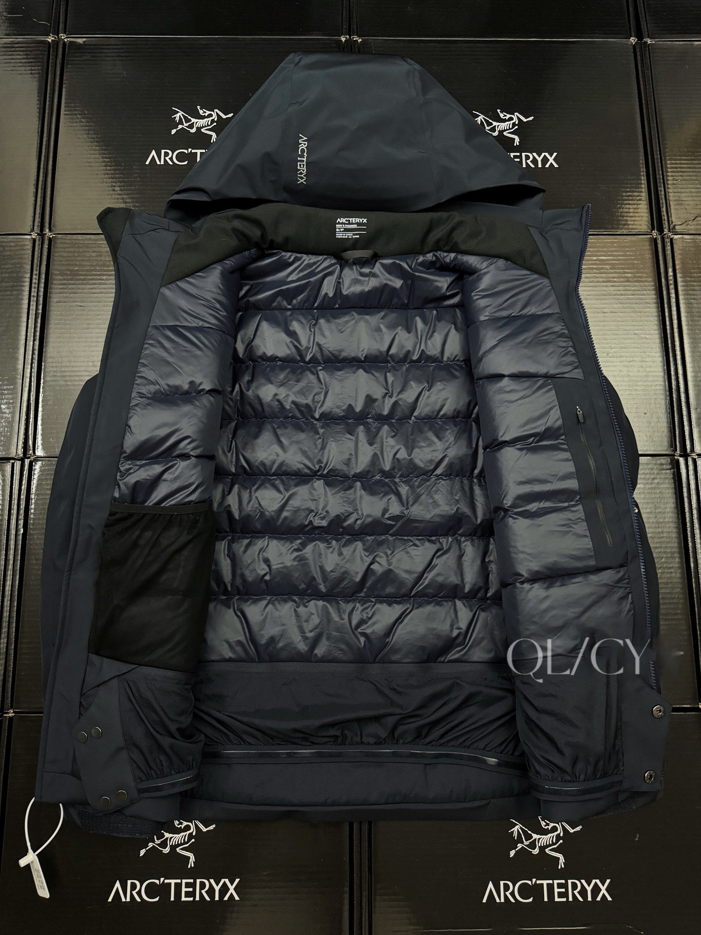 💰400 款号k64 25年最新版 顶级版本 ARCTERYX始祖鸟Macai Jacket冬季新款男连帽防水买菜羽绒服滑雪服GTX 750蓬鹅绒 标配搜救器 眼镜布，细节全部对版。 新款部分细节改动，Goretex 刺绣由袖肩改到袖口，面料，绒全部升级，国标90绒 为更加贴合中国宝宝的身形，一直吐槽的袖子太长，今年缩短了1-2cm 胸围下摆减少4cm，上身不在臃肿！！ -顶级版本，区别老款，连帽设计使其更加适合滑雪防水穿着。可拆卸帽子区别低版 大买菜雪裙配胶条 区别底板本 -巧妙搭配保暖材料，夹克长时间穿着舒适。 复合搭配保暖材（Down CompositeMapping）把Coreloft合成纤维材料分布在帽兜、下摆和腋下等容易湿的地方，湿时仍能保暖；750立方英寸欧洲鹅绒则分布在主要部位和袖子，为身体提供所需的热量。免除劣质帽子的困扰，保暖DropHood可以戴在标准的单双板滑雪头盔上，并能随头部一起转动。 -可拆卸风裙、网眼PowderGuard腋下通风口、网状WaterTight主拉链，这些性能既能防止风雪进入又能在深雪运动时快速散热。 -整衣全部贴带接缝，防风雨更佳、GORE-TEX三层结构、光滑内面面料，方便分层穿着 立体整形，更合身舒适。 -压胶帽沿、可调帽子抽绳、保暖头盔兼容Drop Hood。 -WaterTight外侧拉链、WaterTight Vislon主拉链、微织带拉链片、腋下拉链配PowderGuard儡眼底料，便于通风散热。 -可调Velcro吀术贴调节带、可调下摆抽绳、隐形WaterTight拉链袖袋、内侧网眼袋、压胶拉链内侧胸袋、带盖按扣胸袋、两个WaterTight拉链口袋、网眼PowderGuard通风透气，设计可防止雪花进入体内 。 -底部：可拆卸风裙有橡筋和按扣 -原单正品，作为鸟家鼎级滑雪服系列的代表做产品，这款滑雪服可谓是鸟的经典作品！ 不要机洗，只能干洗。 四色：黑色-层云蓝 云水蓝（浅灰） 藏青 尺码:S-XXL 胸围：121 125 129 133 137 衣长：72 74 76 78 80 肩宽：53 54 55 56 57 袖长：63 63.5 64.5 65.5 66.5 S码推荐90-120斤 M码推荐120-140斤 L吗推荐140-170斤 XL码推荐160-190斤 XXL 码推荐180-210斤