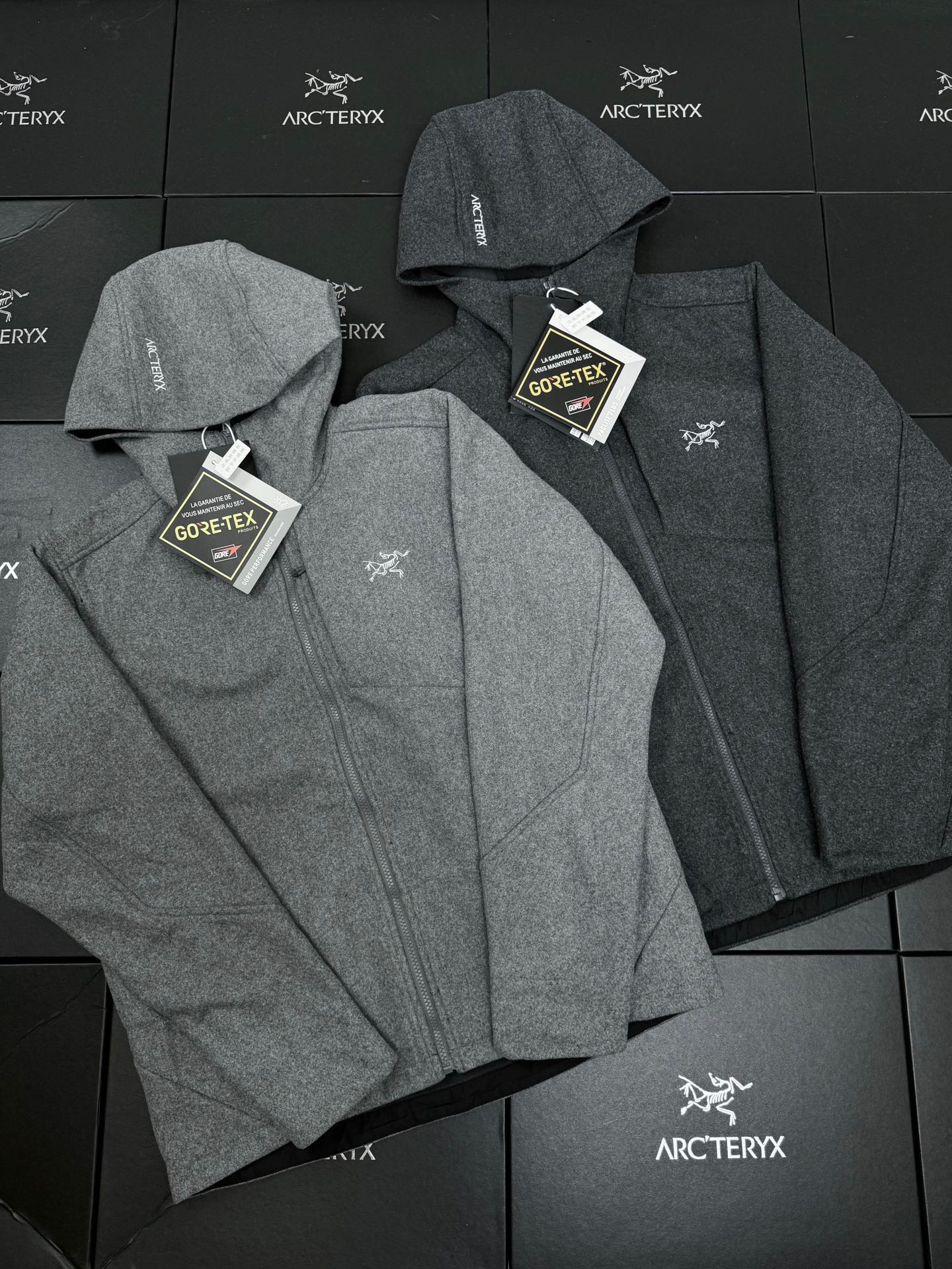 💰P270 款号K26 两色合集图 #ARC'TERYX# 始祖鸟Sawyer Wool Hoody刺绣小标识羊毛外套软壳夹克连帽防风冲锋衣 #这款SAWYER WOOL 夹克采用轻薄耐磨的羊毛软壳面料 羊毛涤纶双织布经 DWR(持久防水)处理 耐磨 轻薄 中度保暖 防风挡雨 面料防风而透气 感觉舒适 具有弹性纤维的双向弹性 轻薄而耐磨 其面料防风挡雨 富有质感的底面保暖舒适 在各种天气活动和活动强度中能吸湿排汗 立体修身剪裁 增加高强度活动的透气性灵活性 高性能 轻量而耐倍加舒适 无闷热感 透气性超强 高度复刻 绝对是一款不可多得的好软壳衣 各处针脚加固了好几股 每一处都是整齐紧密 追求高端与奢华的风范 手感极佳 上身舒服又透气 版型不挑人 无论是从成衣的设计 还是面料都是高端户外男士的手选 年轻人可以穿出 时尚 青春的感觉 而中年人却可以穿出来成熟稳重！是一款横跨所有年龄的经典款百搭神衣！这个款是长青款 基本款 不挑人 运动达人必备 强烈建议入手 还原专柜 全身压胶顶级版本！自行区别市面低版本！ 颜色/Colour：黑灰色 灰白色 尺码/Size：M/L/XL/2XL/3XL/4XL