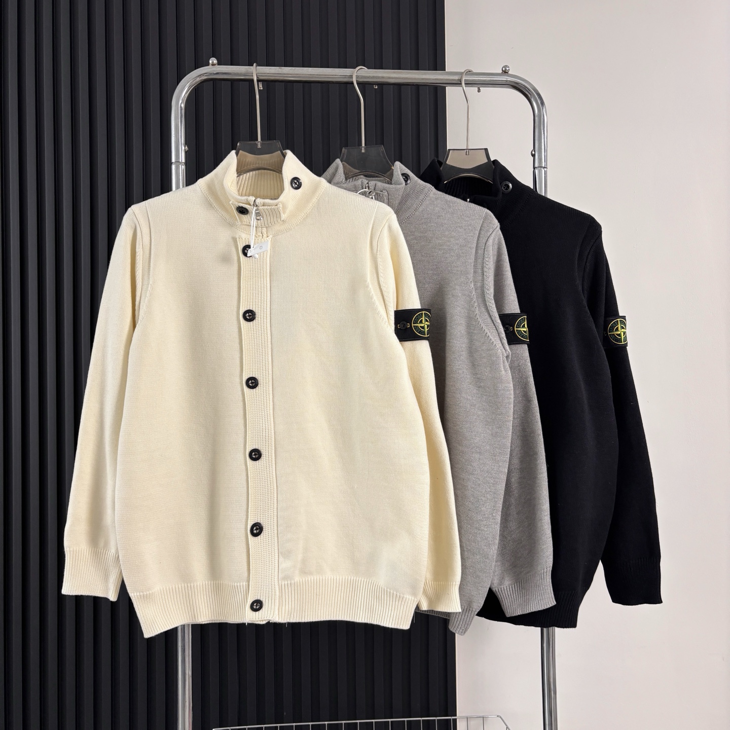 💰170 Stone Island 石头岛针织纽扣开衫毛衣外套 &middot; 强烈推荐大家要入的一件！！！！ 清新温柔的风格很养眼，慵懒时髦，刺绣立体饱满，袖口与下摆拼色点缀， 无疑它是非常别致的那一款。 微阔身，松量舒适也能巧妙藏肉，下摆微微收拢， 彰显都市的小精致优雅，版型时尚又不会过于宽松， 所以适度宽松很重要，版型很显瘦显高藏肉！ &middot; 定制对色定染羊毛混纺棉纱线，高克重高密度超高品质，毛料柔软细腻亲肤，触感软糯丝滑！ &middot;纽扣门襟内➕拉链开合设计～定制五金+原版品牌logo亮面纽扣 全衣9粒主纽扣质感超绝！ &middot;侧边经典石头到十字绣花章；可穿脱带取。对标原版 非常方便。 颜色：黑色 灰色 米白 尺码：M～2XL M ： 衣长68 胸围110 袖长57 L ： 衣长70 胸围116 袖长58 XL： 衣长72 胸围120 袖长59 2XL：衣长74 胸围124 袖长60