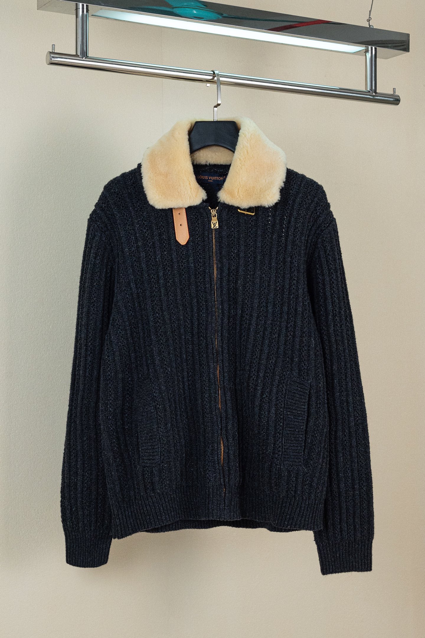 p360 （区别市场通货版本 真羊毛领 1:1复刻五金）LOUIS VUITTON FW26 羊绒羊毛拉链短款束腰夹克外套 男款 这款深色拉链束腰夹克，选用山羊绒与绵羊毛混纺纱线，织就质感疏朗的粗罗纹针织。舒适的羊毛皮衣领之上，配有 VVN 牛皮革搭扣饰带，可将衣领稳妥固定。衣身缀有同款皮革的 Marque L.Vuitton D&eacute;pos&eacute;e 贴饰，彰显品牌格调。这款单品精致而不失闲适，是冬季着装的上佳之选。 标准版型 70% 绵羊毛，30% 山羊绒 可拆卸羊毛皮衣领 用于将衣领竖起的 VVN 牛皮革搭扣饰带 拉链前襟 侧袋 背面饰有 VVN 牛皮革标识贴饰