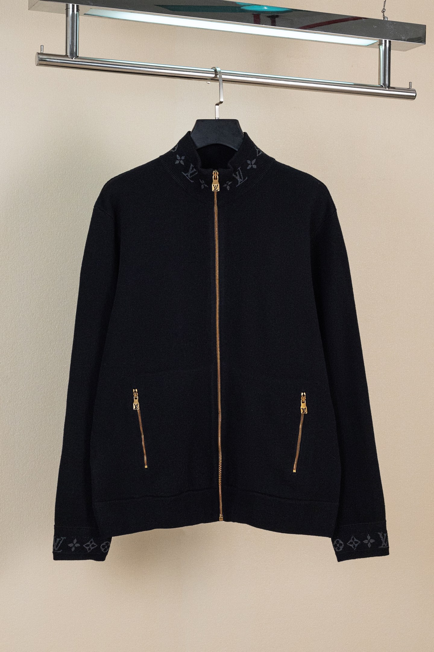 p270 LOUIS VUITTON FW25 双面针织旅行束腰夹克外套 男款 这款绵羊毛混纺束腰夹克兼具舒适与优雅，采用精致的双面针织工艺，内里为柔软的棉质。简约廓形，在衣领和袖口处饰有提花 Monogram 细节，即使叠穿在外套或夹克下也清晰可见。建议搭配同款长裤。 标准版型 双面针织：外层绵羊毛，内层棉 衣领与袖口提花标识 罗纹衣领、袖口与下摆 拉链前襟 拉链口袋