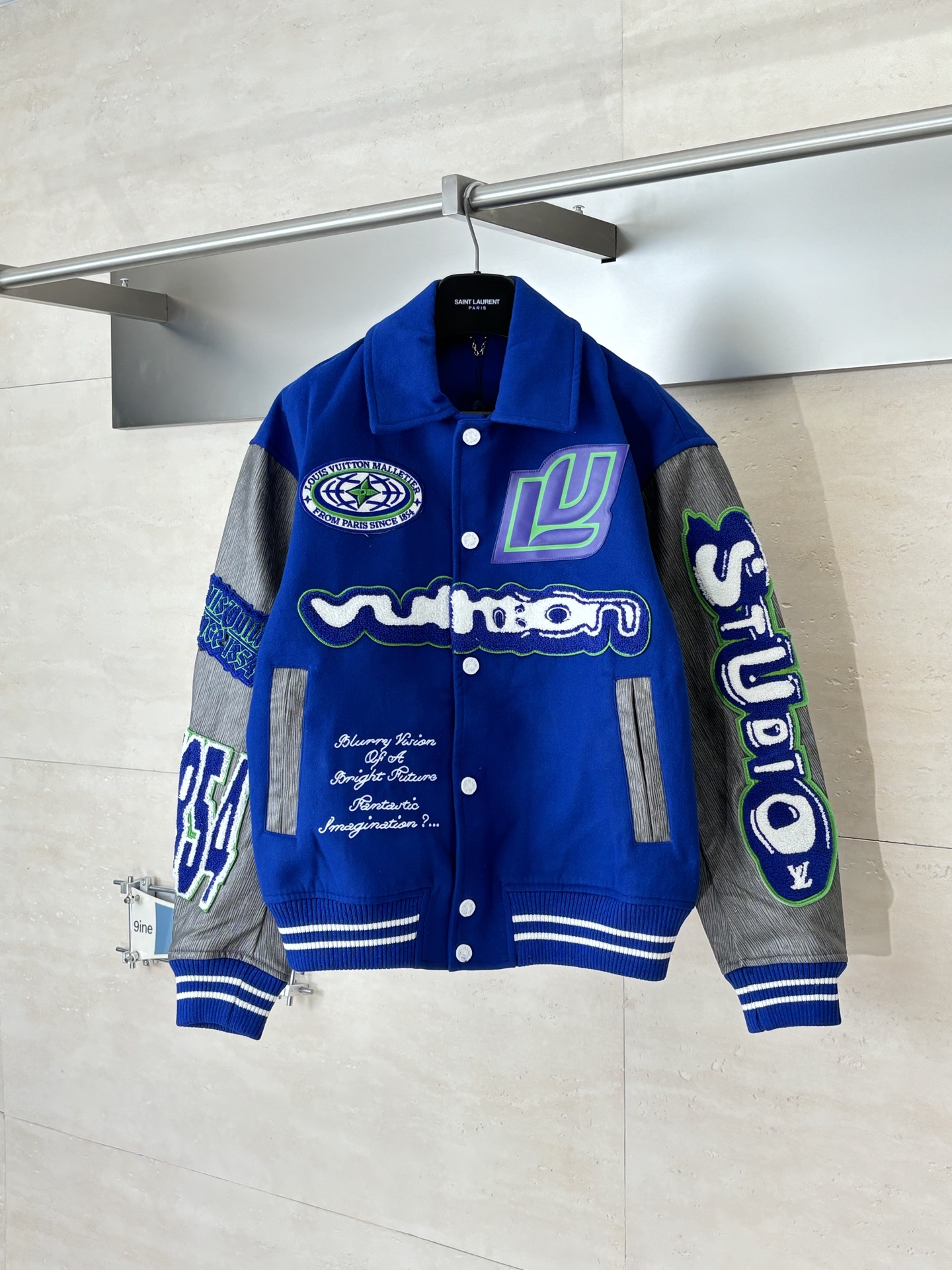 P410 1V/路易 FW23 毛巾绣花棒球服外套 面料成分有65%的羊毛，15%天然丝，10%的氨纶，10%绒混合定织而成，总的克重有900多克，还有最为关键的是色牢度，牢固不会褪色，袖子用的进口粒面皮质，加工定型，上色，水洗，纹路保留了原有的颗粒结构，厚实饱满圆润，刺绣使用进口毛巾绣机器，先把每个图案绣在毛毡上，在用红外线激光雕刻出来，再有缝纫机进行固定，这件衣服有多处贴标，一处平绣，后身的大图案是直接绣在上面的，这款衣服有4种不同工艺的绣花，螺纹采用全棉纱线定染定织而成，粗纱横机编织而成，不起球，棉质亲肤，立体感十足，定制辅料三标，洗涤建议首选干洗，次选手洗或者轻柔机洗，机洗请单独单件套洗衣袋轻柔机洗，不能烘干和热水洗涤，不能长时间浸泡暴晒，正确的洗涤方式可使衣服使用寿命延长 Size：S/M/L/XL