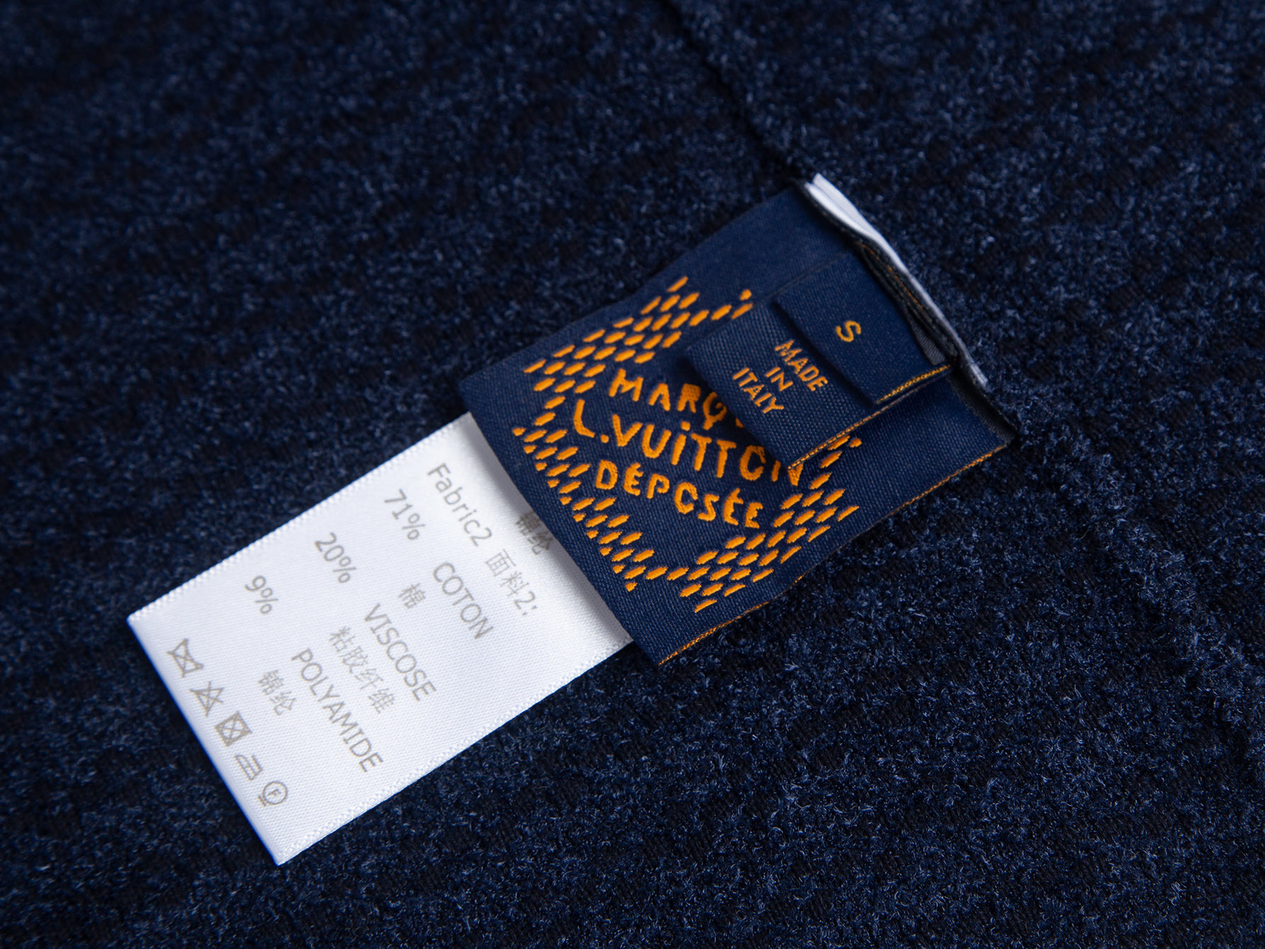 💰175 (精品ZP版本) 🆚市面任何版本 -Louis vuitton官网同步上新 丝绒面料拼接老花圆领短袖 -采用ZP定制定染对版面料1.1 螺纹同缸定染零色差 全套辅料定制 区别市面通货 欢迎对比 -颜色 宝蓝色 -码数 S M L XL