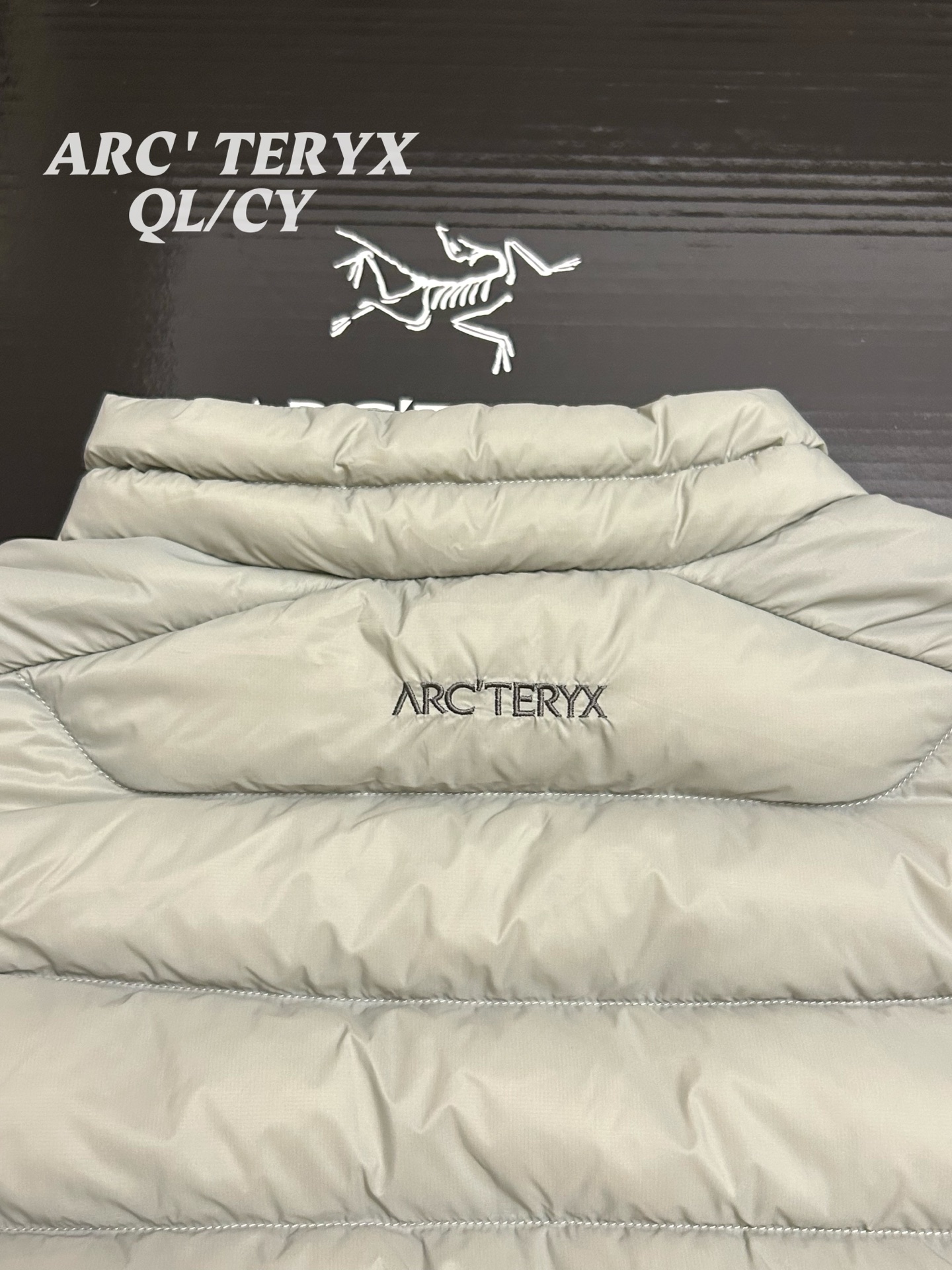 p290款号k61 Arcteryx始祖鸟 Cerium vest 纯色休闲拉链立领鹅绒马甲 整件马甲采用超轻量的面料和填充，可以轻松卷缩成自身的一个口袋中，形成一个非常小的收纳包。 &bull;收纳后体积仅比一个可乐罐稍大，重量极轻（约200-250克，取决于尺码），几乎不占任何背包空间，非常适合作为应急保暖层随身携带 颜色：绿色 藏青 黑色 岩石灰 以太蓝 size：s-xxxl