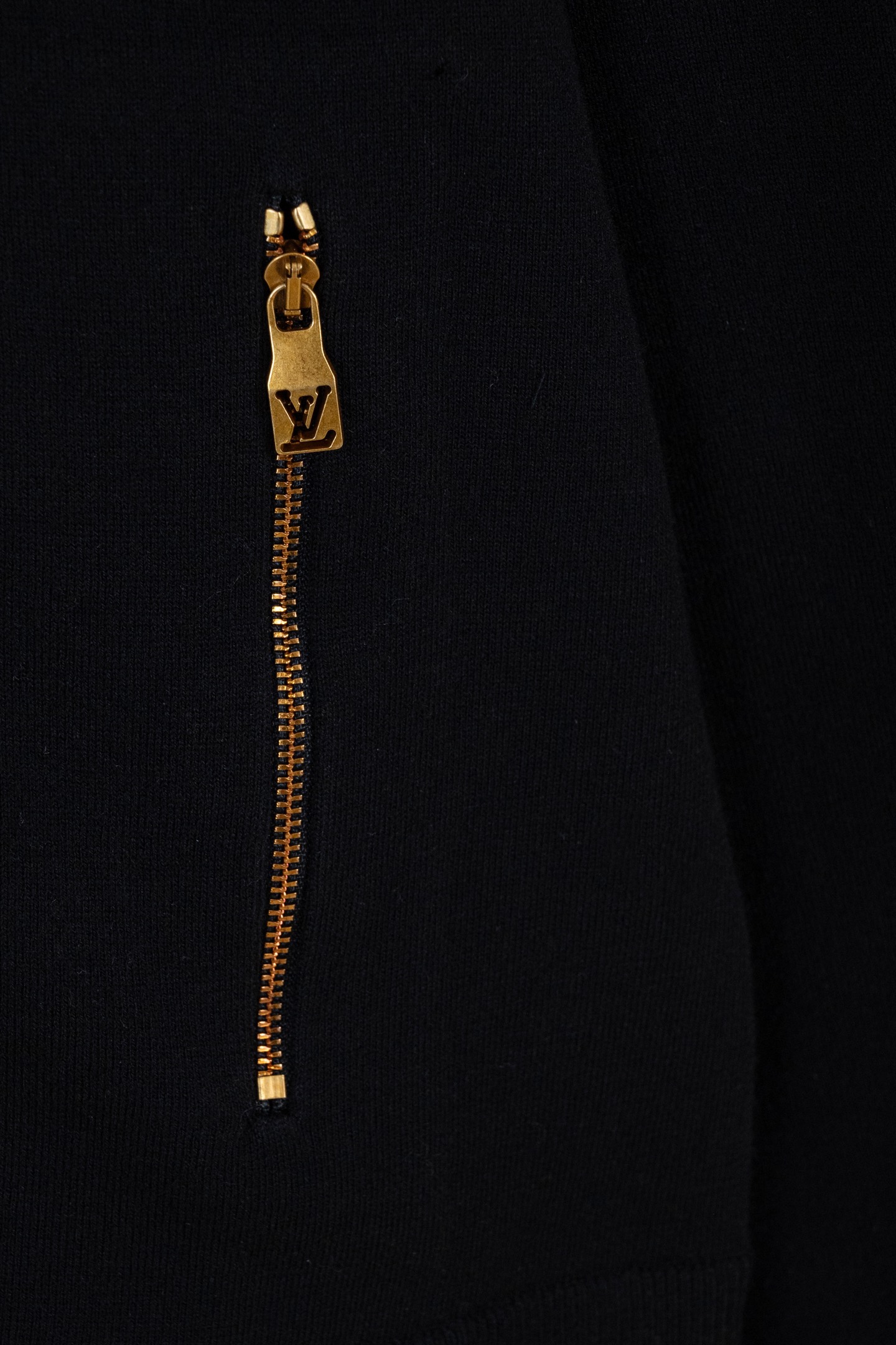 p270 LOUIS VUITTON FW25 双面针织旅行束腰夹克外套 男款 这款绵羊毛混纺束腰夹克兼具舒适与优雅，采用精致的双面针织工艺，内里为柔软的棉质。简约廓形，在衣领和袖口处饰有提花 Monogram 细节，即使叠穿在外套或夹克下也清晰可见。建议搭配同款长裤。 标准版型 双面针织：外层绵羊毛，内层棉 衣领与袖口提花标识 罗纹衣领、袖口与下摆 拉链前襟 拉链口袋