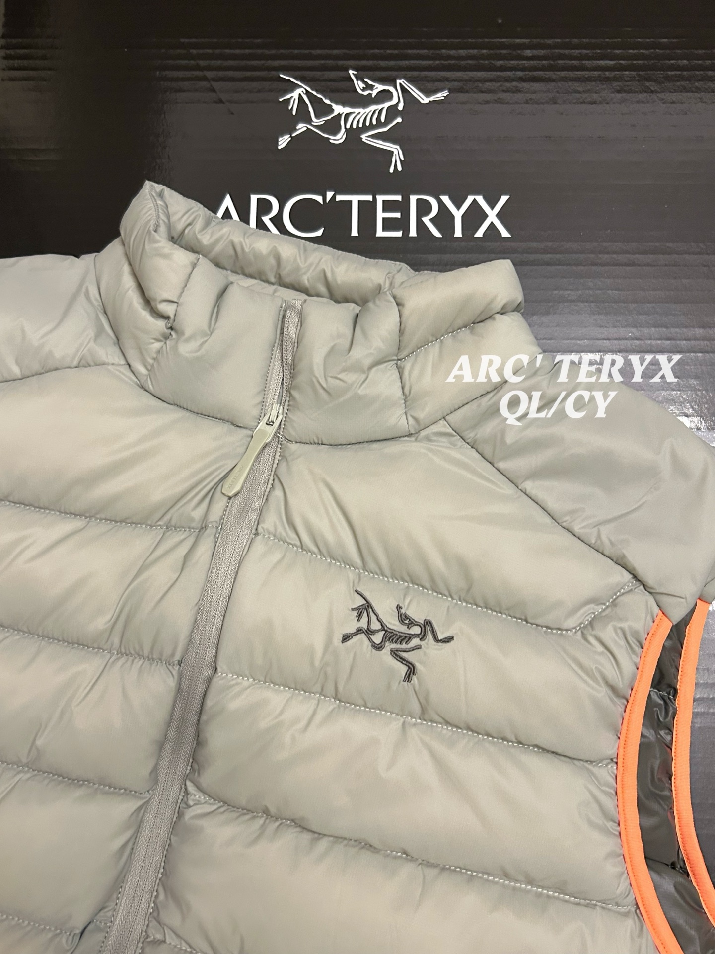 p290款号k61 Arcteryx始祖鸟 Cerium vest 纯色休闲拉链立领鹅绒马甲 整件马甲采用超轻量的面料和填充，可以轻松卷缩成自身的一个口袋中，形成一个非常小的收纳包。 &bull;收纳后体积仅比一个可乐罐稍大，重量极轻（约200-250克，取决于尺码），几乎不占任何背包空间，非常适合作为应急保暖层随身携带 颜色：绿色 藏青 黑色 岩石灰 以太蓝 size：s-xxxl