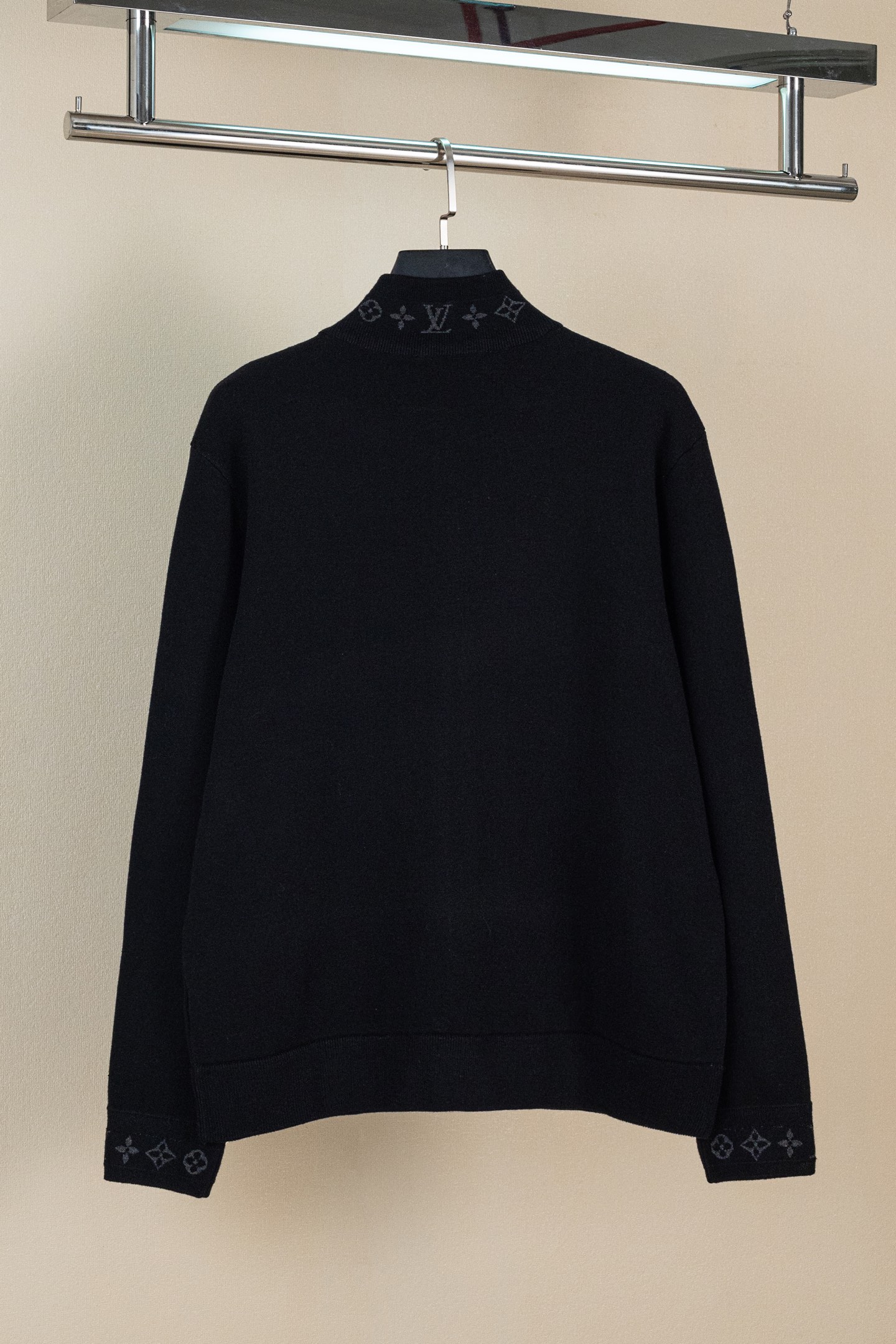 p270 LOUIS VUITTON FW25 双面针织旅行束腰夹克外套 男款 这款绵羊毛混纺束腰夹克兼具舒适与优雅，采用精致的双面针织工艺，内里为柔软的棉质。简约廓形，在衣领和袖口处饰有提花 Monogram 细节，即使叠穿在外套或夹克下也清晰可见。建议搭配同款长裤。 标准版型 双面针织：外层绵羊毛，内层棉 衣领与袖口提花标识 罗纹衣领、袖口与下摆 拉链前襟 拉链口袋