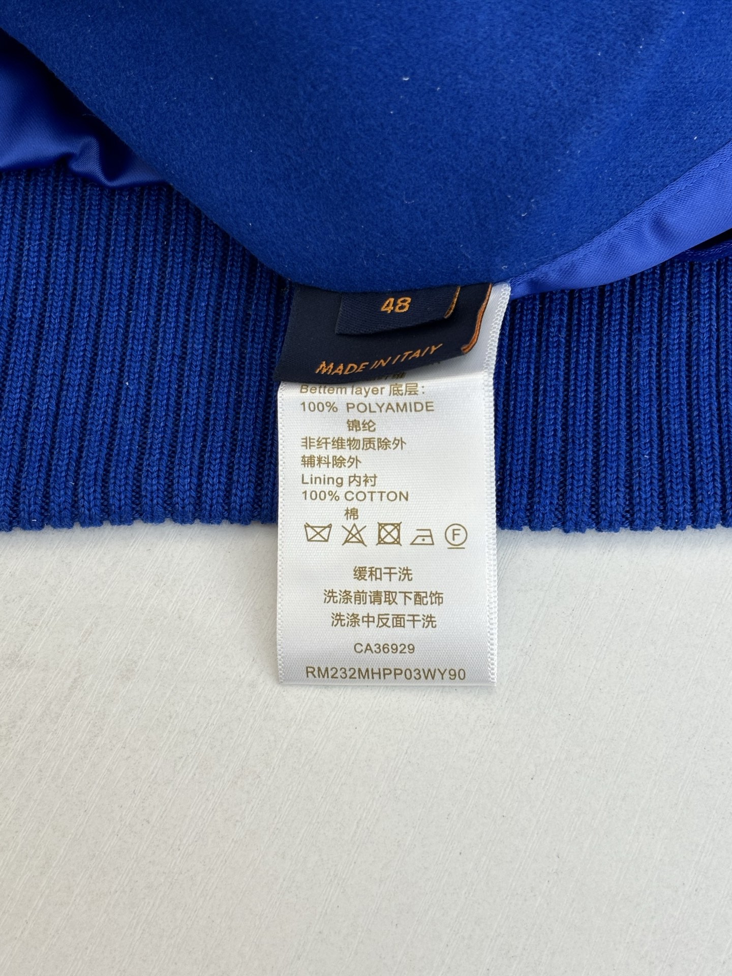 P410 1V/路易 FW23 毛巾绣花棒球服外套 面料成分有65%的羊毛，15%天然丝，10%的氨纶，10%绒混合定织而成，总的克重有900多克，还有最为关键的是色牢度，牢固不会褪色，袖子用的进口粒面皮质，加工定型，上色，水洗，纹路保留了原有的颗粒结构，厚实饱满圆润，刺绣使用进口毛巾绣机器，先把每个图案绣在毛毡上，在用红外线激光雕刻出来，再有缝纫机进行固定，这件衣服有多处贴标，一处平绣，后身的大图案是直接绣在上面的，这款衣服有4种不同工艺的绣花，螺纹采用全棉纱线定染定织而成，粗纱横机编织而成，不起球，棉质亲肤，立体感十足，定制辅料三标，洗涤建议首选干洗，次选手洗或者轻柔机洗，机洗请单独单件套洗衣袋轻柔机洗，不能烘干和热水洗涤，不能长时间浸泡暴晒，正确的洗涤方式可使衣服使用寿命延长 Size：S/M/L/XL