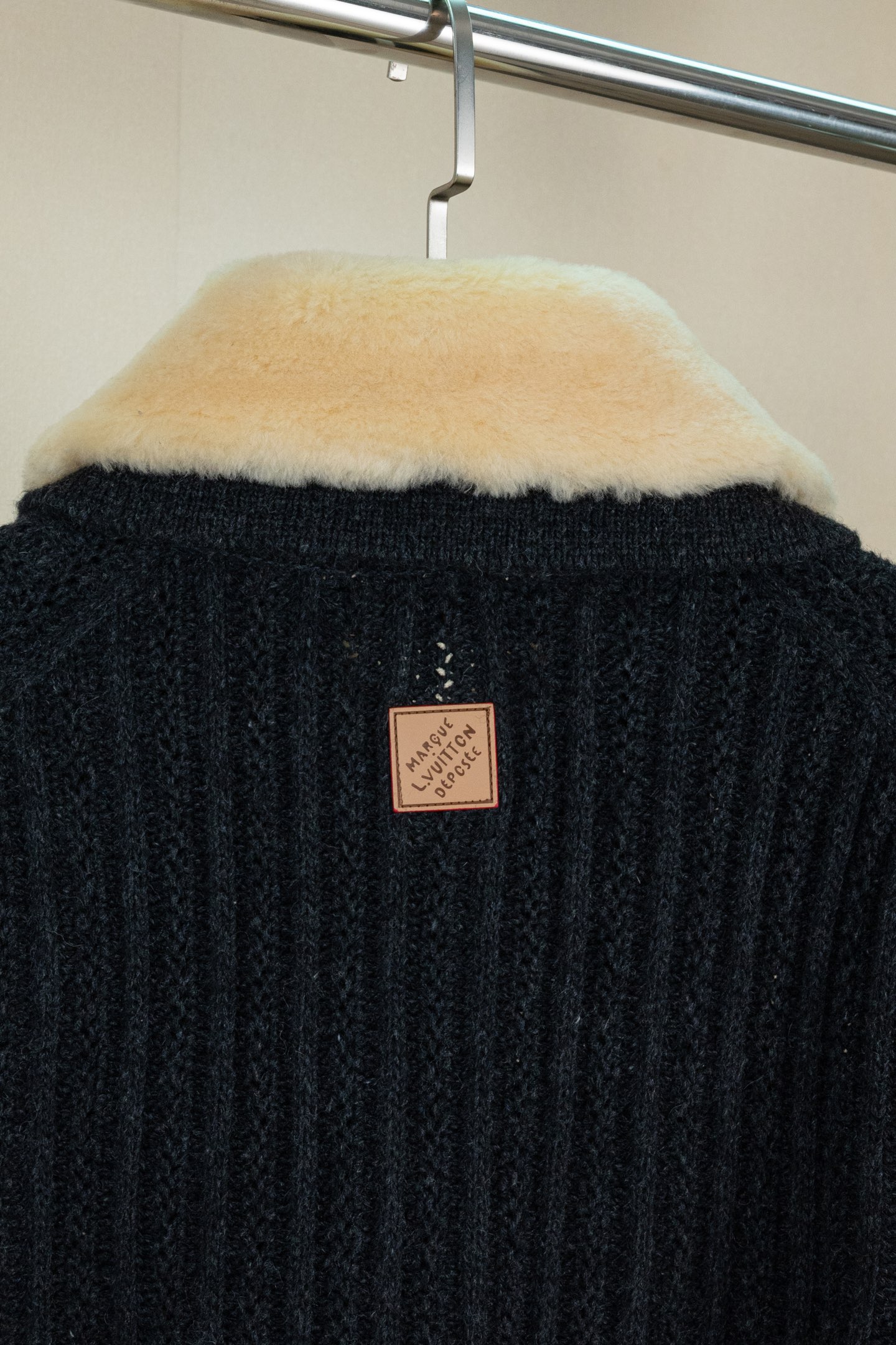 p360 （区别市场通货版本 真羊毛领 1:1复刻五金）LOUIS VUITTON FW26 羊绒羊毛拉链短款束腰夹克外套 男款 这款深色拉链束腰夹克，选用山羊绒与绵羊毛混纺纱线，织就质感疏朗的粗罗纹针织。舒适的羊毛皮衣领之上，配有 VVN 牛皮革搭扣饰带，可将衣领稳妥固定。衣身缀有同款皮革的 Marque L.Vuitton D&eacute;pos&eacute;e 贴饰，彰显品牌格调。这款单品精致而不失闲适，是冬季着装的上佳之选。 标准版型 70% 绵羊毛，30% 山羊绒 可拆卸羊毛皮衣领 用于将衣领竖起的 VVN 牛皮革搭扣饰带 拉链前襟 侧袋 背面饰有 VVN 牛皮革标识贴饰