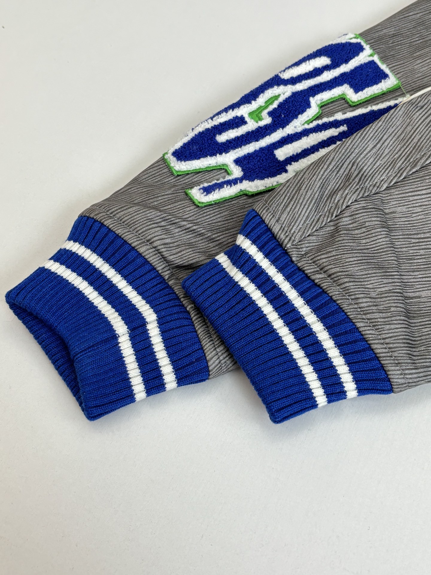 P410 1V/路易 FW23 毛巾绣花棒球服外套 面料成分有65%的羊毛，15%天然丝，10%的氨纶，10%绒混合定织而成，总的克重有900多克，还有最为关键的是色牢度，牢固不会褪色，袖子用的进口粒面皮质，加工定型，上色，水洗，纹路保留了原有的颗粒结构，厚实饱满圆润，刺绣使用进口毛巾绣机器，先把每个图案绣在毛毡上，在用红外线激光雕刻出来，再有缝纫机进行固定，这件衣服有多处贴标，一处平绣，后身的大图案是直接绣在上面的，这款衣服有4种不同工艺的绣花，螺纹采用全棉纱线定染定织而成，粗纱横机编织而成，不起球，棉质亲肤，立体感十足，定制辅料三标，洗涤建议首选干洗，次选手洗或者轻柔机洗，机洗请单独单件套洗衣袋轻柔机洗，不能烘干和热水洗涤，不能长时间浸泡暴晒，正确的洗涤方式可使衣服使用寿命延长 Size：S/M/L/XL