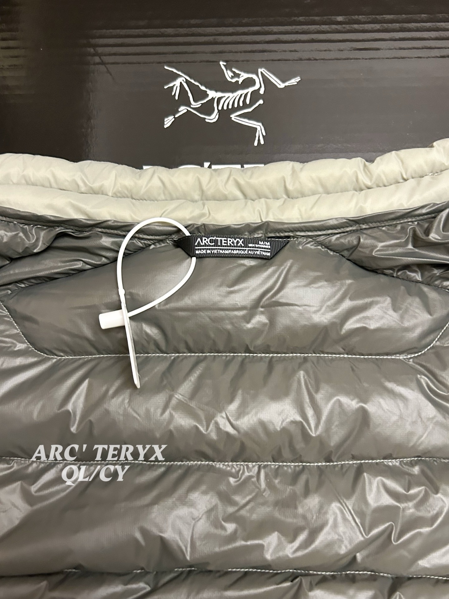 p290款号k61 Arcteryx始祖鸟 Cerium vest 纯色休闲拉链立领鹅绒马甲 整件马甲采用超轻量的面料和填充，可以轻松卷缩成自身的一个口袋中，形成一个非常小的收纳包。 &bull;收纳后体积仅比一个可乐罐稍大，重量极轻（约200-250克，取决于尺码），几乎不占任何背包空间，非常适合作为应急保暖层随身携带 颜色：绿色 藏青 黑色 岩石灰 以太蓝 size：s-xxxl