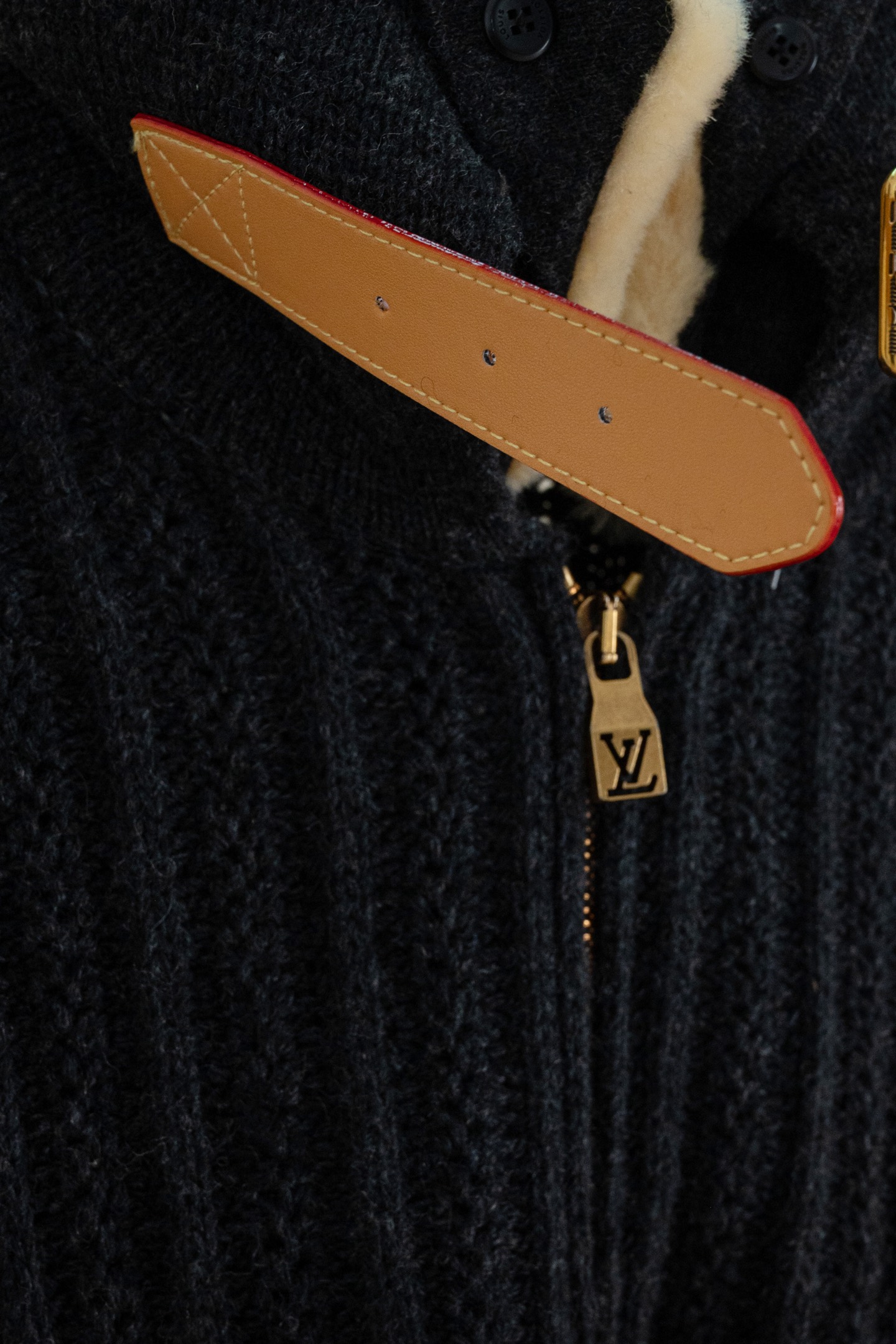 p360 （区别市场通货版本 真羊毛领 1:1复刻五金）LOUIS VUITTON FW26 羊绒羊毛拉链短款束腰夹克外套 男款 这款深色拉链束腰夹克，选用山羊绒与绵羊毛混纺纱线，织就质感疏朗的粗罗纹针织。舒适的羊毛皮衣领之上，配有 VVN 牛皮革搭扣饰带，可将衣领稳妥固定。衣身缀有同款皮革的 Marque L.Vuitton D&eacute;pos&eacute;e 贴饰，彰显品牌格调。这款单品精致而不失闲适，是冬季着装的上佳之选。 标准版型 70% 绵羊毛，30% 山羊绒 可拆卸羊毛皮衣领 用于将衣领竖起的 VVN 牛皮革搭扣饰带 拉链前襟 侧袋 背面饰有 VVN 牛皮革标识贴饰