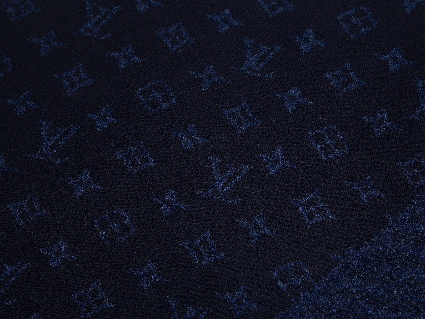 💰175 (精品ZP版本) 🆚市面任何版本 -Louis vuitton官网同步上新 丝绒面料拼接老花圆领短袖 -采用ZP定制定染对版面料1.1 螺纹同缸定染零色差 全套辅料定制 区别市面通货 欢迎对比 -颜色 宝蓝色 -码数 S M L XL