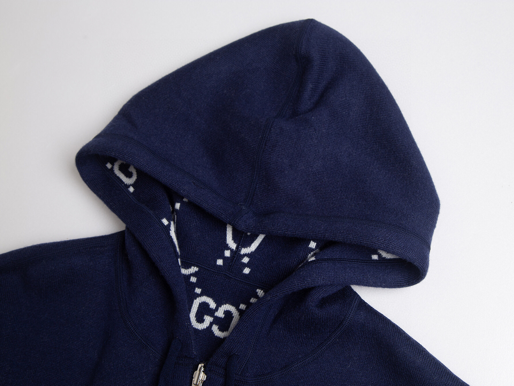 💰285(ZP版本) 双面🉑️穿 -Gucci经典款 双面可穿不同风格👍双C提花羊绒混纺连帽毛衣外套 男女同款 -采用ZP定制定染羊绒毛线98%羊绒成分面料 螺纹同缸定染零色差 全套辅料定制 区别市面通货 欢迎对比 -颜色 灰色 宝蓝色 -码数 S M L XL