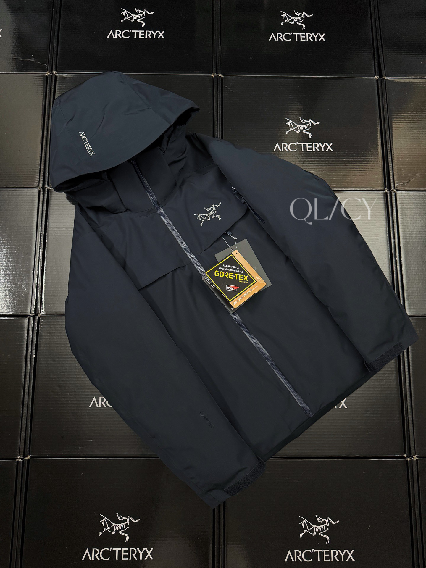 💰400 款号k64 25年最新版 顶级版本 ARCTERYX始祖鸟Macai Jacket冬季新款男连帽防水买菜羽绒服滑雪服GTX 750蓬鹅绒 标配搜救器 眼镜布，细节全部对版。 新款部分细节改动，Goretex 刺绣由袖肩改到袖口，面料，绒全部升级，国标90绒 为更加贴合中国宝宝的身形，一直吐槽的袖子太长，今年缩短了1-2cm 胸围下摆减少4cm，上身不在臃肿！！ -顶级版本，区别老款，连帽设计使其更加适合滑雪防水穿着。可拆卸帽子区别低版 大买菜雪裙配胶条 区别底板本 -巧妙搭配保暖材料，夹克长时间穿着舒适。 复合搭配保暖材（Down CompositeMapping）把Coreloft合成纤维材料分布在帽兜、下摆和腋下等容易湿的地方，湿时仍能保暖；750立方英寸欧洲鹅绒则分布在主要部位和袖子，为身体提供所需的热量。免除劣质帽子的困扰，保暖DropHood可以戴在标准的单双板滑雪头盔上，并能随头部一起转动。 -可拆卸风裙、网眼PowderGuard腋下通风口、网状WaterTight主拉链，这些性能既能防止风雪进入又能在深雪运动时快速散热。 -整衣全部贴带接缝，防风雨更佳、GORE-TEX三层结构、光滑内面面料，方便分层穿着 立体整形，更合身舒适。 -压胶帽沿、可调帽子抽绳、保暖头盔兼容Drop Hood。 -WaterTight外侧拉链、WaterTight Vislon主拉链、微织带拉链片、腋下拉链配PowderGuard儡眼底料，便于通风散热。 -可调Velcro吀术贴调节带、可调下摆抽绳、隐形WaterTight拉链袖袋、内侧网眼袋、压胶拉链内侧胸袋、带盖按扣胸袋、两个WaterTight拉链口袋、网眼PowderGuard通风透气，设计可防止雪花进入体内 。 -底部：可拆卸风裙有橡筋和按扣 -原单正品，作为鸟家鼎级滑雪服系列的代表做产品，这款滑雪服可谓是鸟的经典作品！ 不要机洗，只能干洗。 四色：黑色-层云蓝 云水蓝（浅灰） 藏青 尺码:S-XXL 胸围：121 125 129 133 137 衣长：72 74 76 78 80 肩宽：53 54 55 56 57 袖长：63 63.5 64.5 65.5 66.5 S码推荐90-120斤 M码推荐120-140斤 L吗推荐140-170斤 XL码推荐160-190斤 XXL 码推荐180-210斤