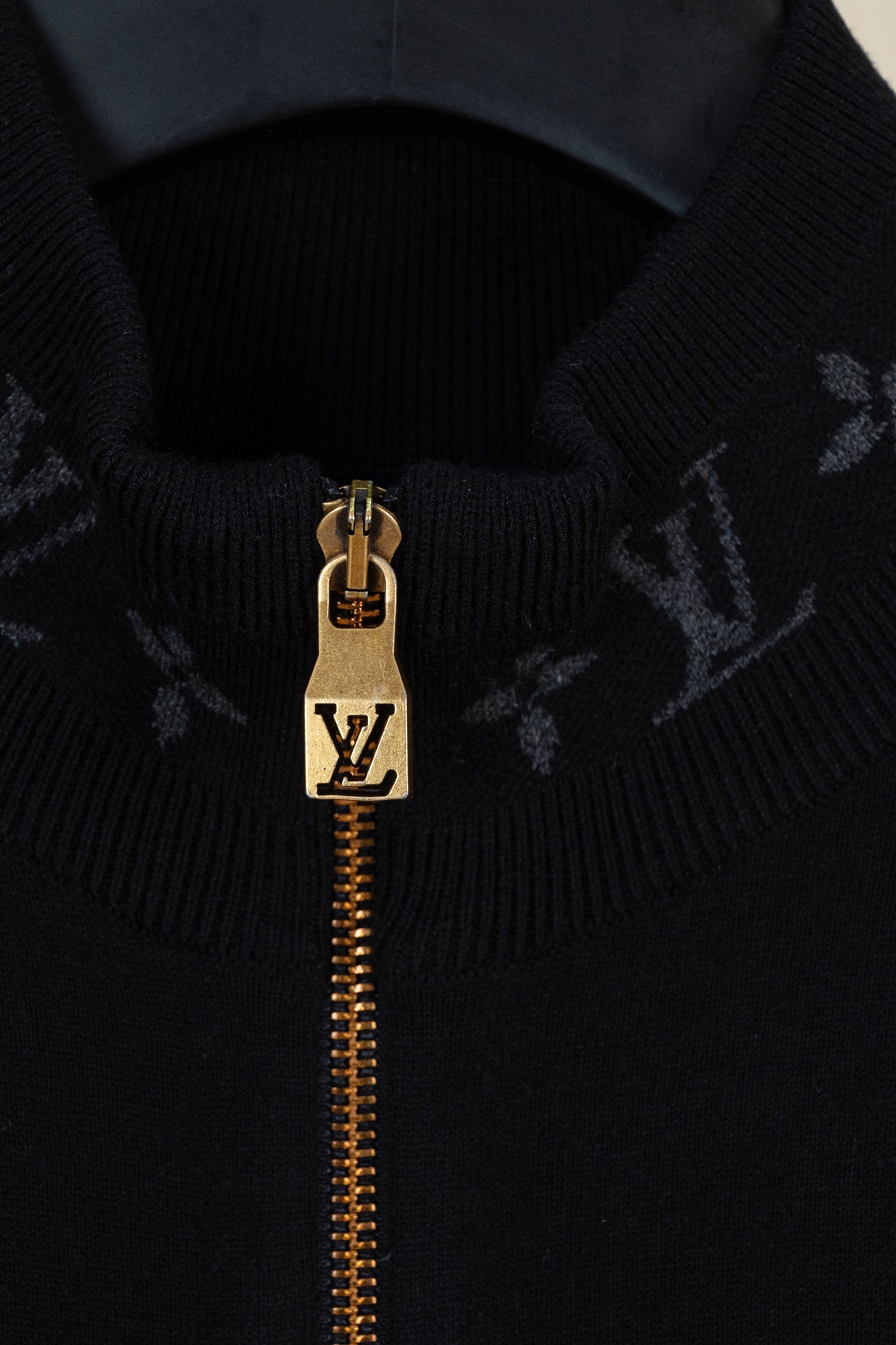 p270 LOUIS VUITTON FW25 双面针织旅行束腰夹克外套 男款 这款绵羊毛混纺束腰夹克兼具舒适与优雅，采用精致的双面针织工艺，内里为柔软的棉质。简约廓形，在衣领和袖口处饰有提花 Monogram 细节，即使叠穿在外套或夹克下也清晰可见。建议搭配同款长裤。 标准版型 双面针织：外层绵羊毛，内层棉 衣领与袖口提花标识 罗纹衣领、袖口与下摆 拉链前襟 拉链口袋