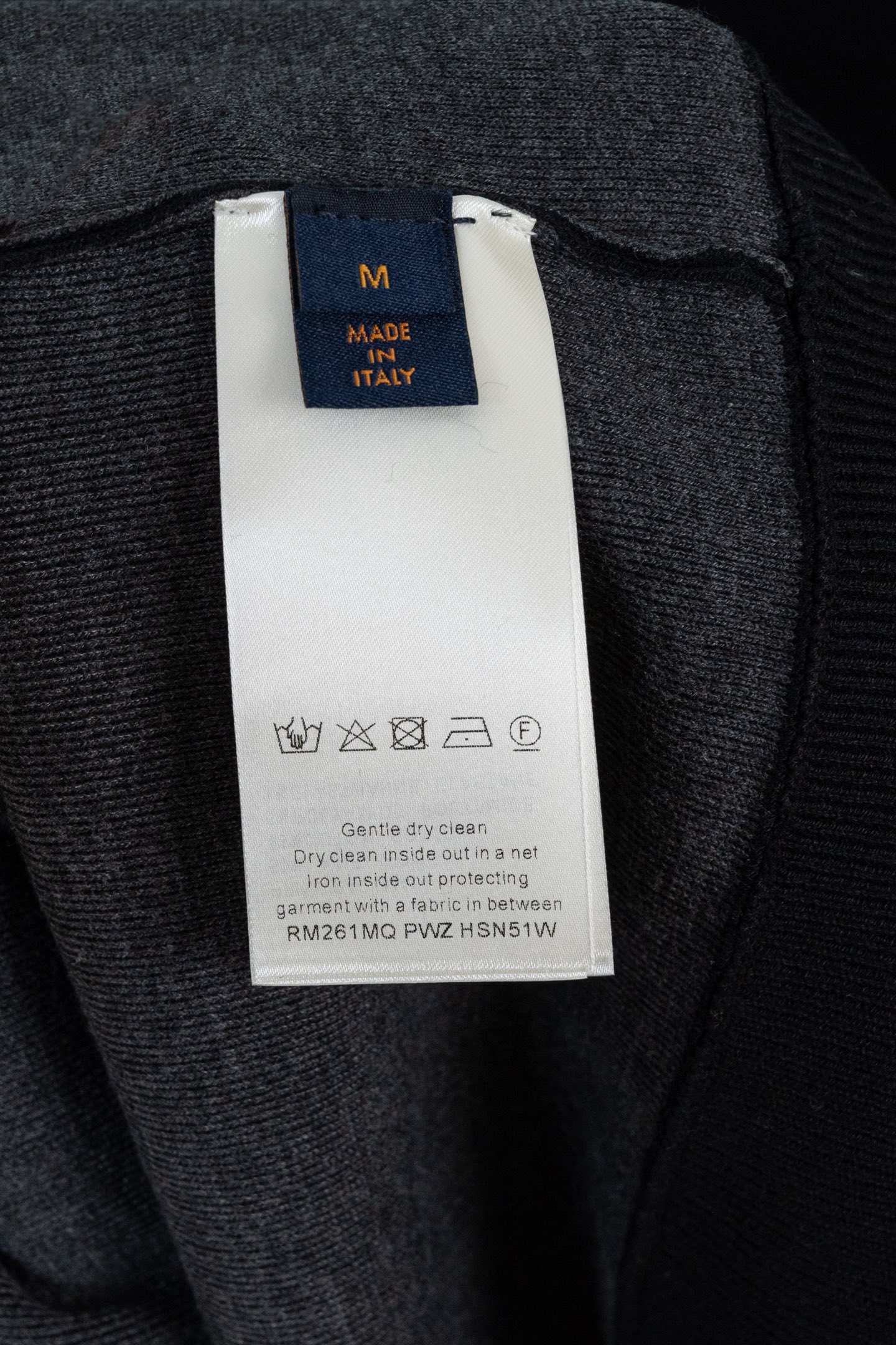 p270 LOUIS VUITTON FW25 双面针织旅行束腰夹克外套 男款 这款绵羊毛混纺束腰夹克兼具舒适与优雅，采用精致的双面针织工艺，内里为柔软的棉质。简约廓形，在衣领和袖口处饰有提花 Monogram 细节，即使叠穿在外套或夹克下也清晰可见。建议搭配同款长裤。 标准版型 双面针织：外层绵羊毛，内层棉 衣领与袖口提花标识 罗纹衣领、袖口与下摆 拉链前襟 拉链口袋