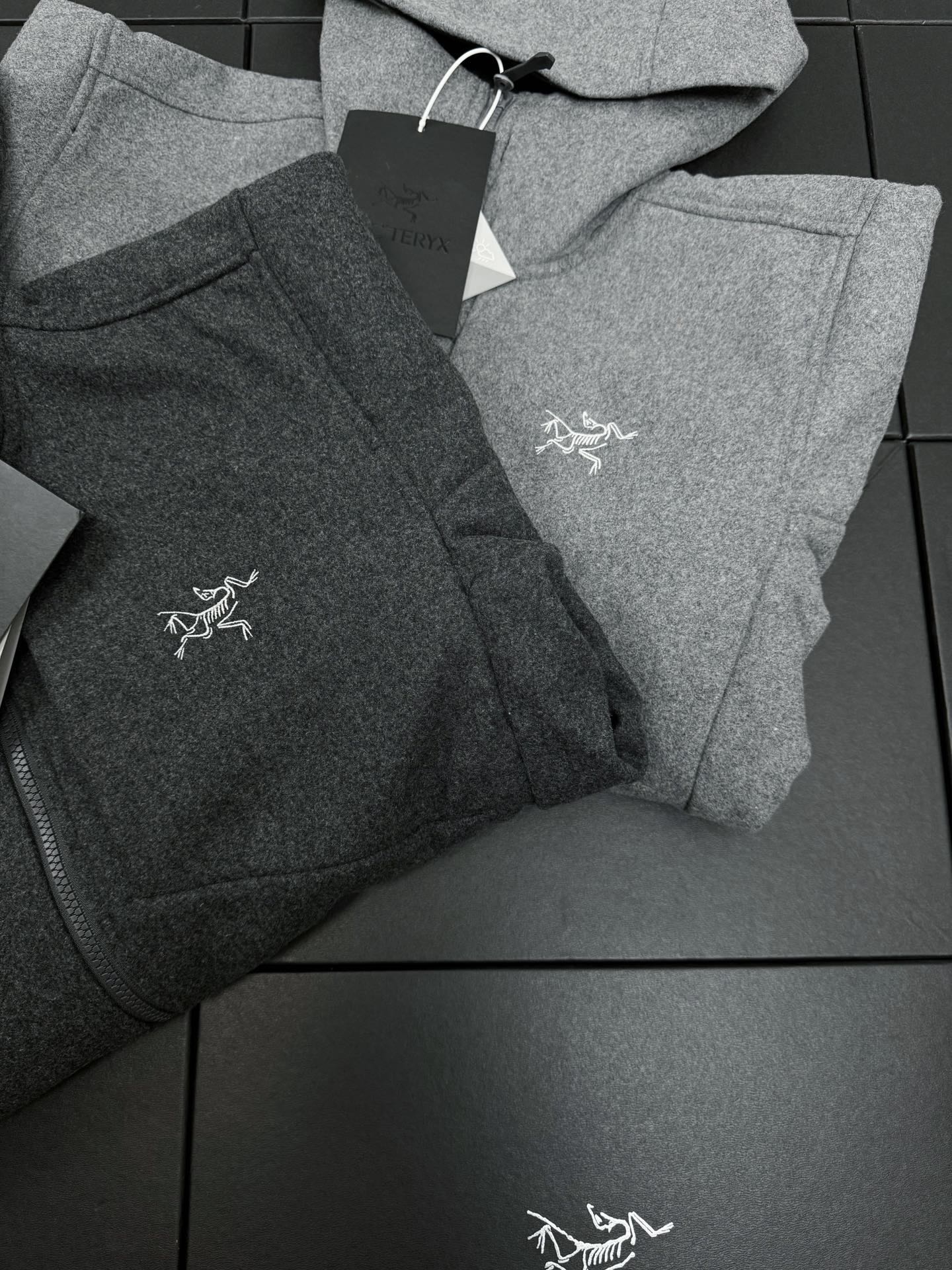 💰P270 款号K26 两色合集图 #ARC'TERYX# 始祖鸟Sawyer Wool Hoody刺绣小标识羊毛外套软壳夹克连帽防风冲锋衣 #这款SAWYER WOOL 夹克采用轻薄耐磨的羊毛软壳面料 羊毛涤纶双织布经 DWR(持久防水)处理 耐磨 轻薄 中度保暖 防风挡雨 面料防风而透气 感觉舒适 具有弹性纤维的双向弹性 轻薄而耐磨 其面料防风挡雨 富有质感的底面保暖舒适 在各种天气活动和活动强度中能吸湿排汗 立体修身剪裁 增加高强度活动的透气性灵活性 高性能 轻量而耐倍加舒适 无闷热感 透气性超强 高度复刻 绝对是一款不可多得的好软壳衣 各处针脚加固了好几股 每一处都是整齐紧密 追求高端与奢华的风范 手感极佳 上身舒服又透气 版型不挑人 无论是从成衣的设计 还是面料都是高端户外男士的手选 年轻人可以穿出 时尚 青春的感觉 而中年人却可以穿出来成熟稳重！是一款横跨所有年龄的经典款百搭神衣！这个款是长青款 基本款 不挑人 运动达人必备 强烈建议入手 还原专柜 全身压胶顶级版本！自行区别市面低版本！ 颜色/Colour：黑灰色 灰白色 尺码/Size：M/L/XL/2XL/3XL/4XL